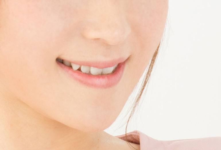 女性の口元