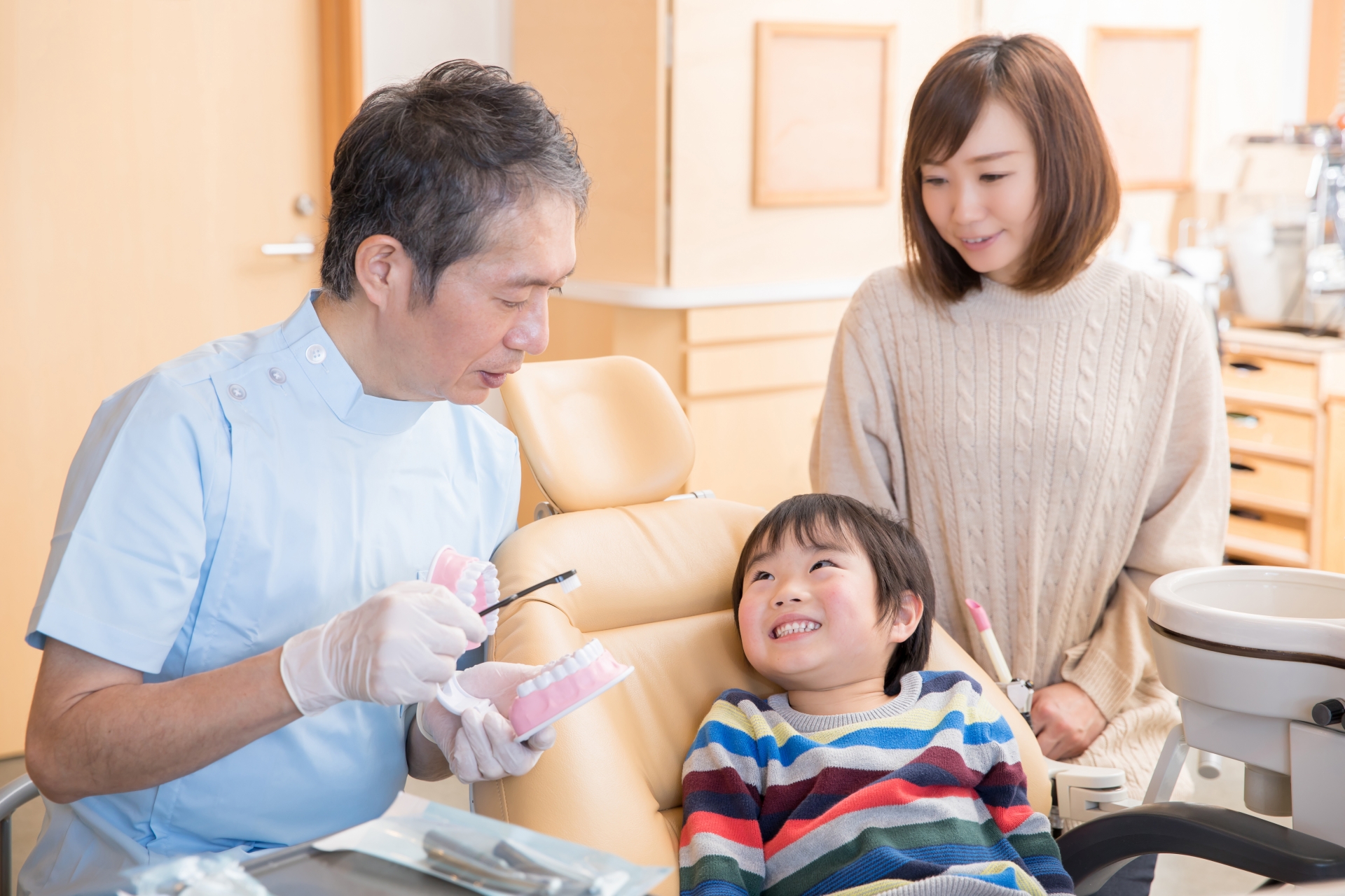 歯磨き指導を受ける子供