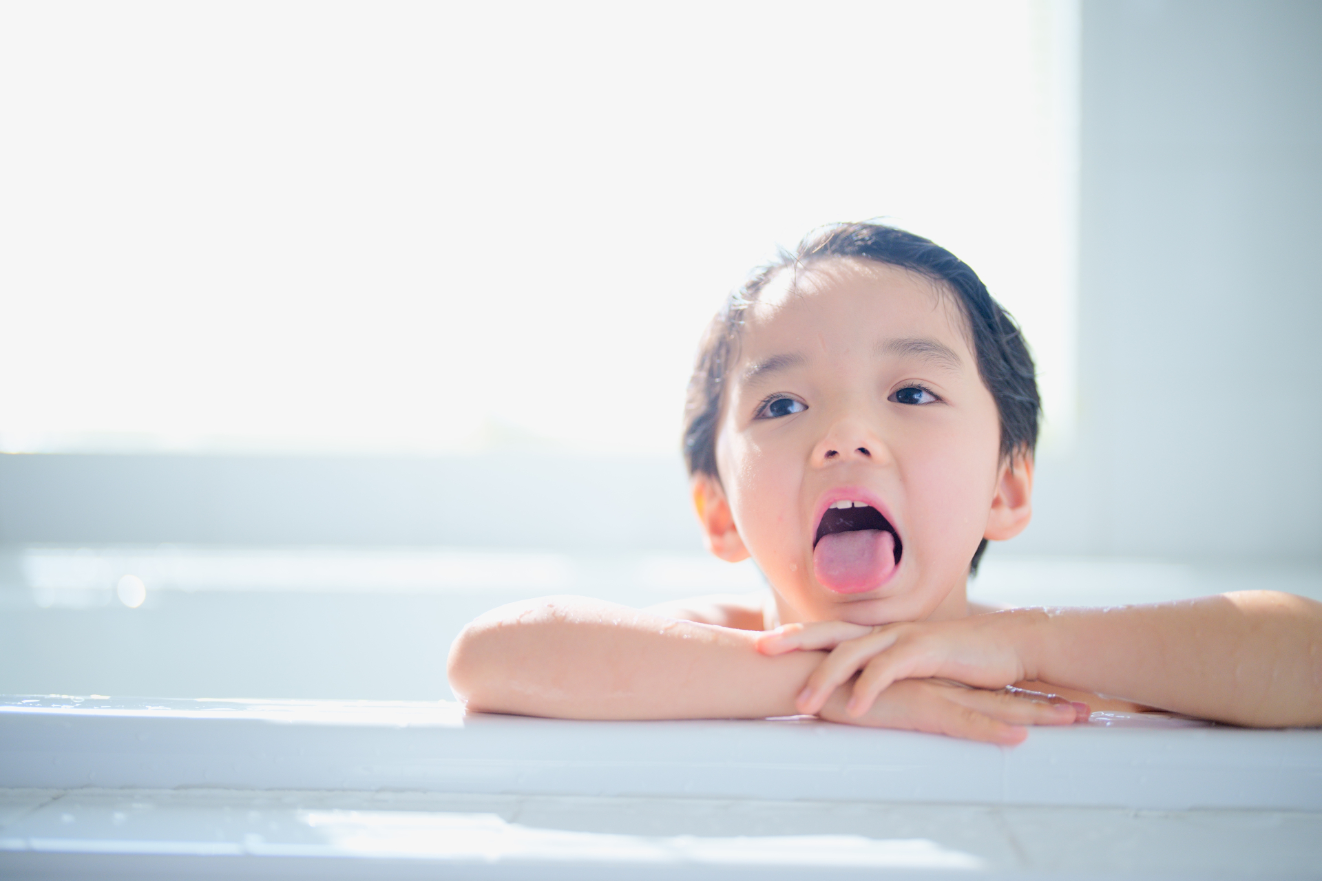 お風呂で舌を出す男の子
