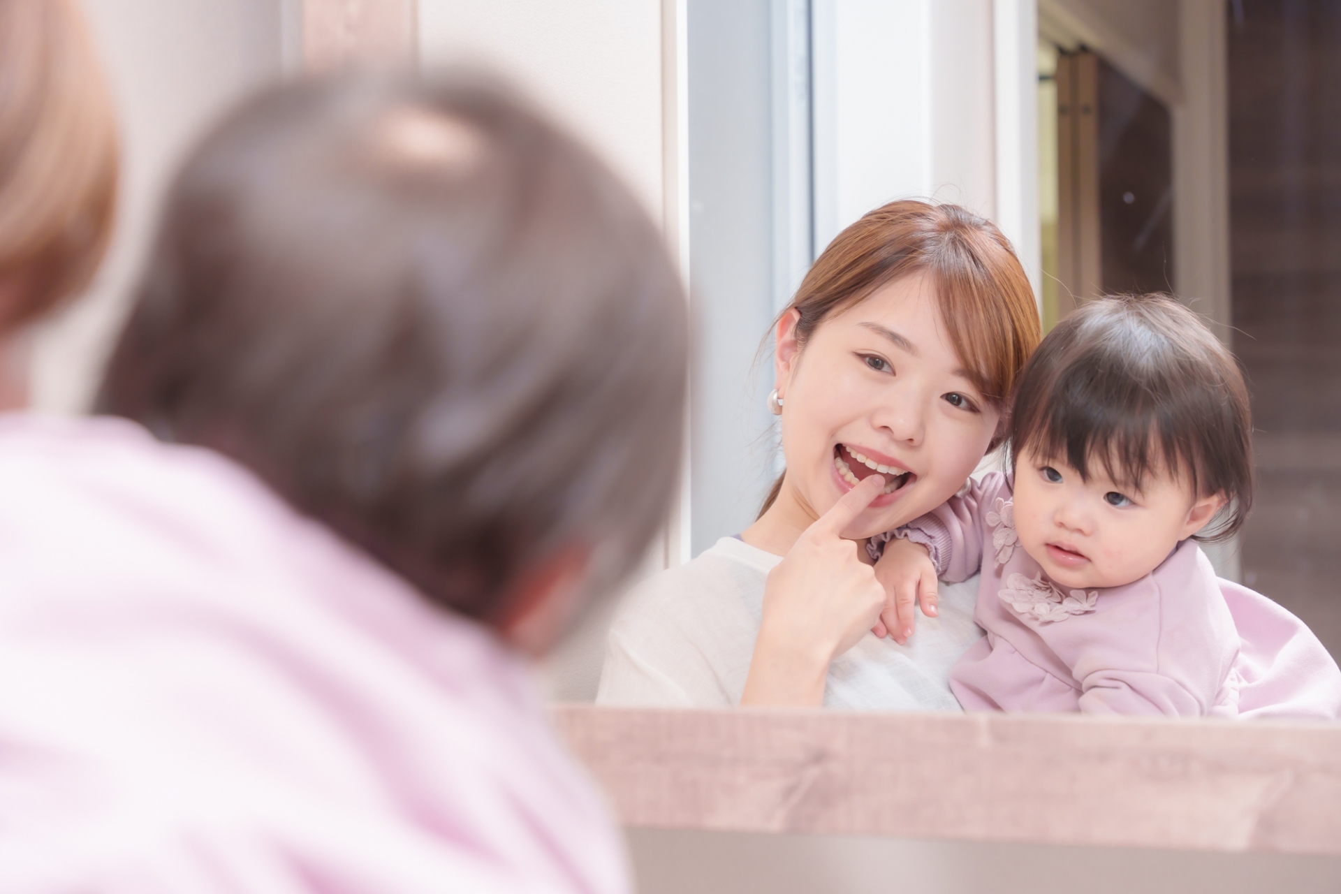 鏡を覗き込む親子