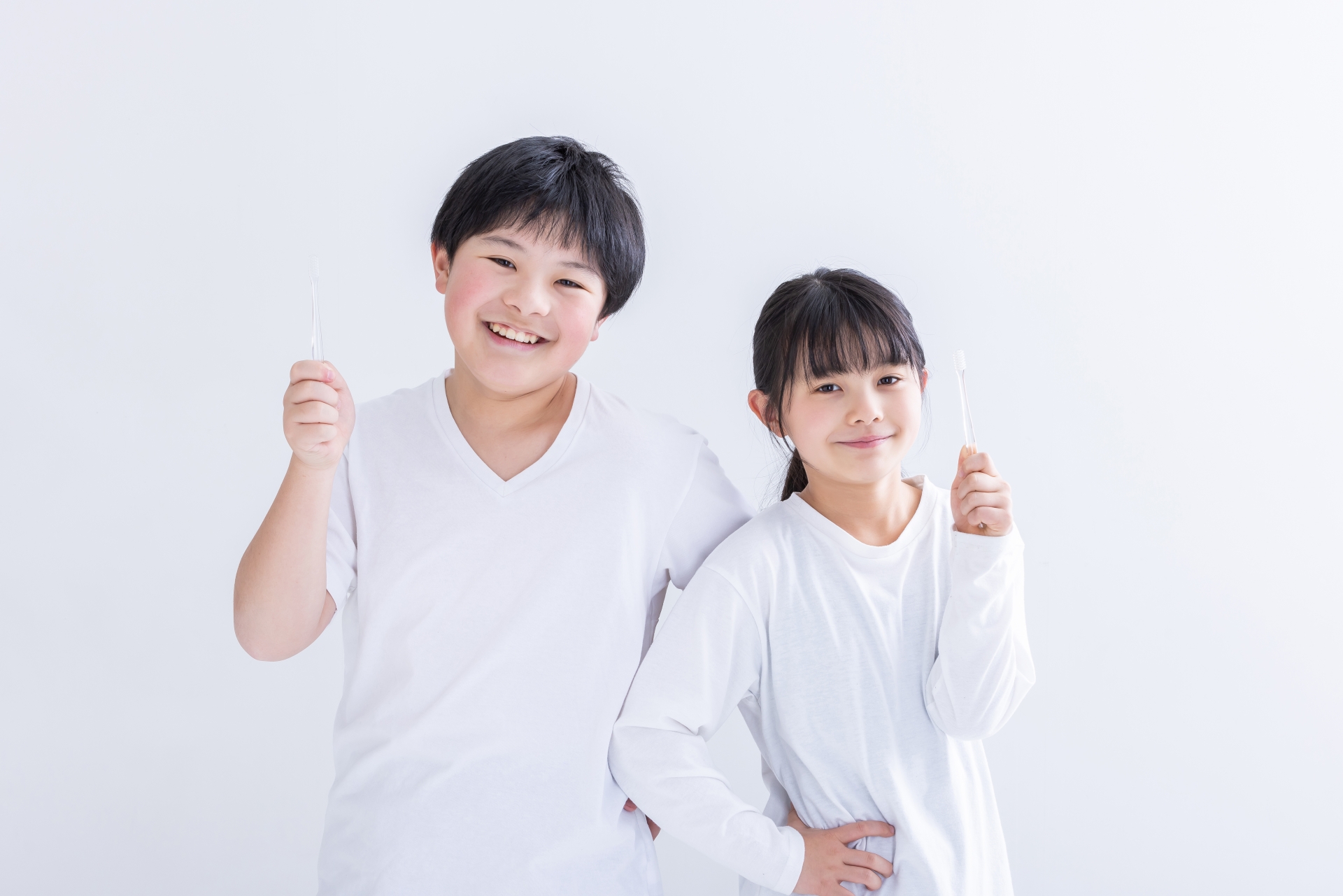 歯ブラシを持つ子供