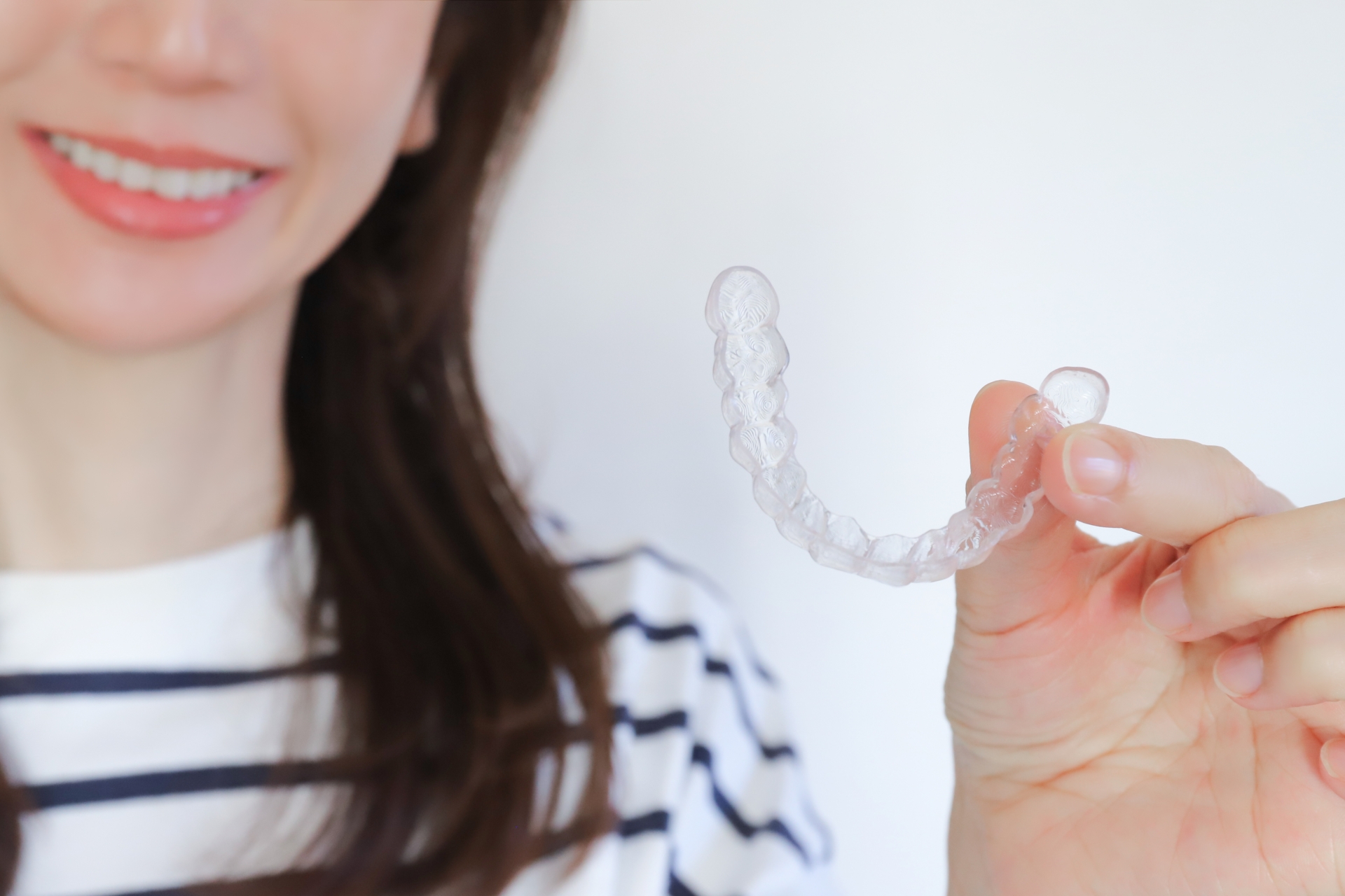 マウスピースを持った女性