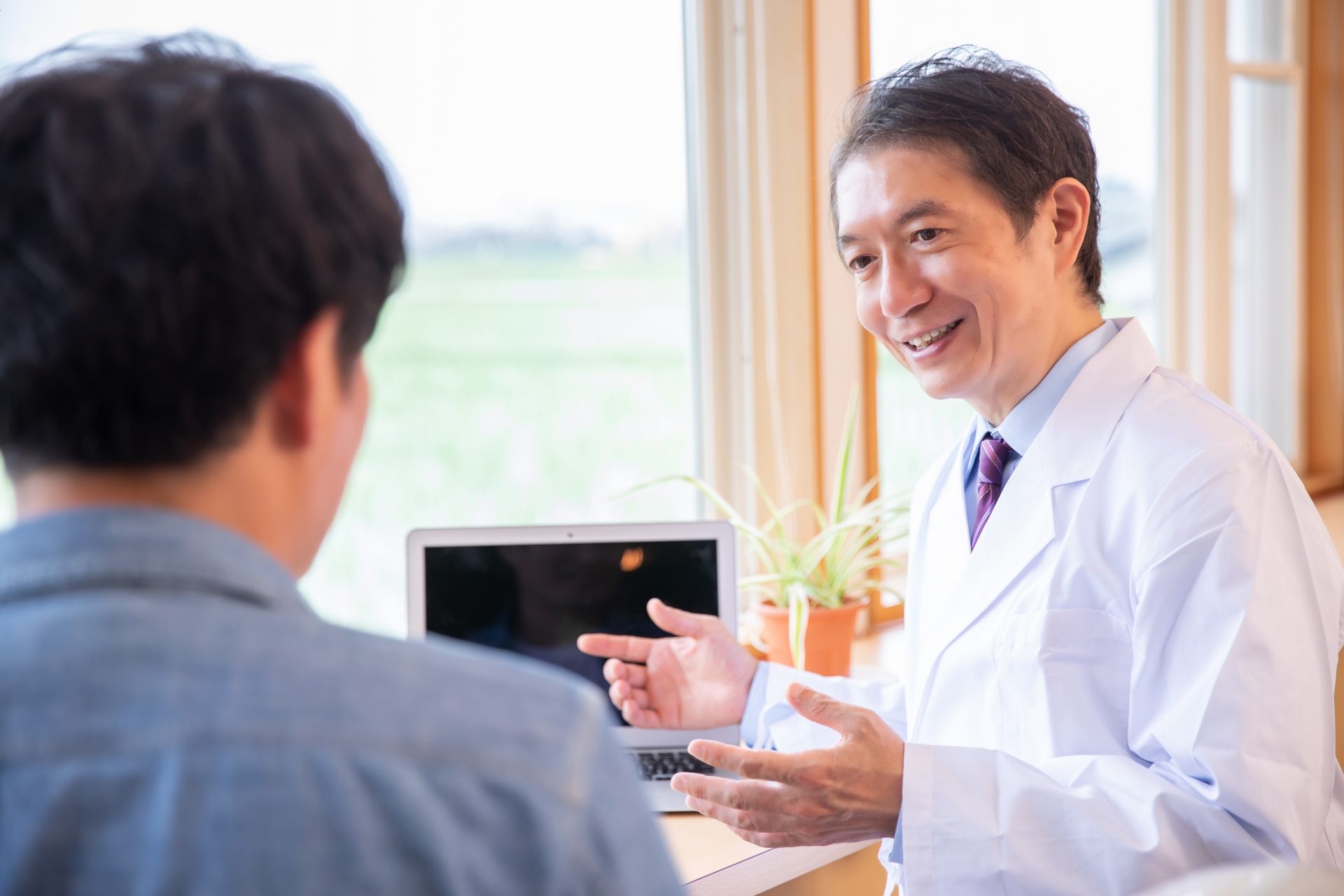 男性を診察する医師