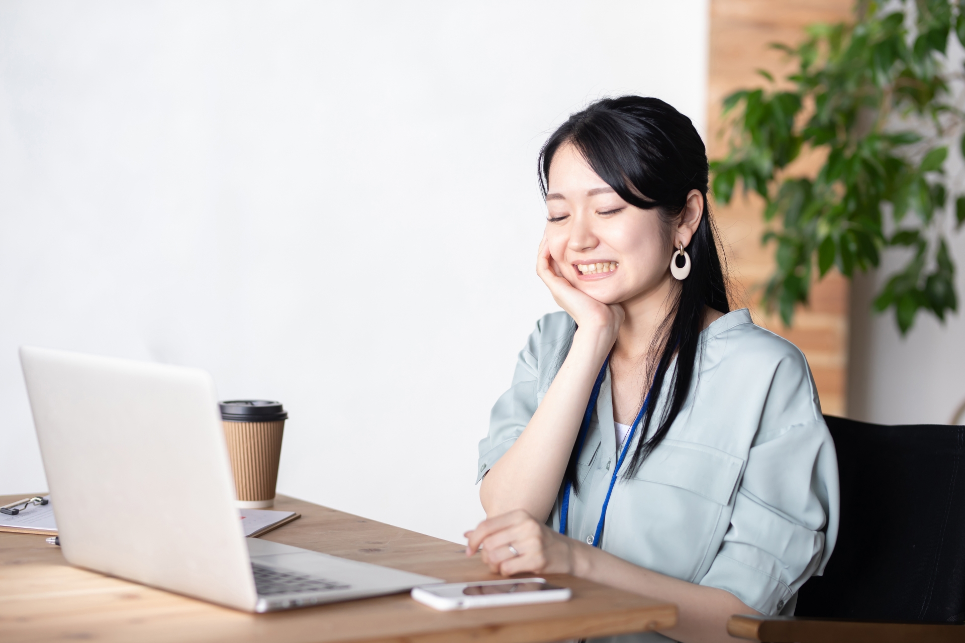 歯が痛いビジネスウーマン