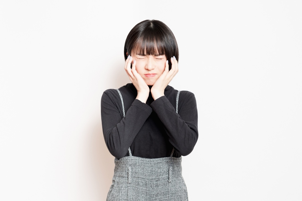 顎が痛む女性