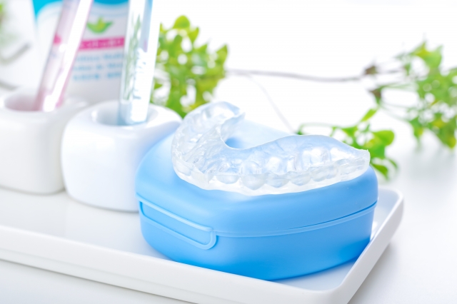 インビザライン矯正中に歯磨きができないときの対処法は？普段のケア方法やおすすめグッズも解説