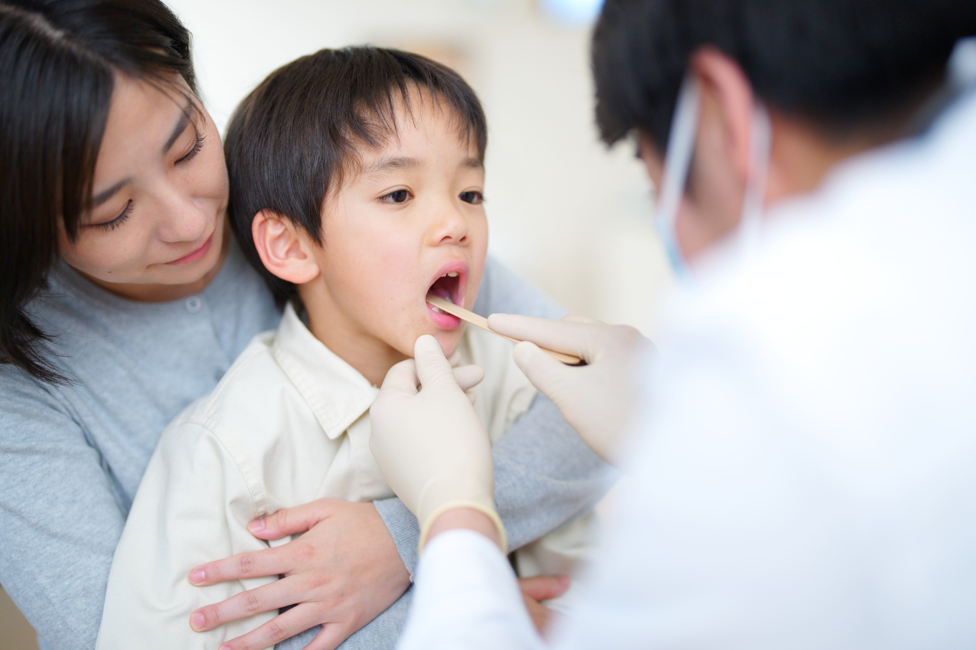 診察を受ける男の子
