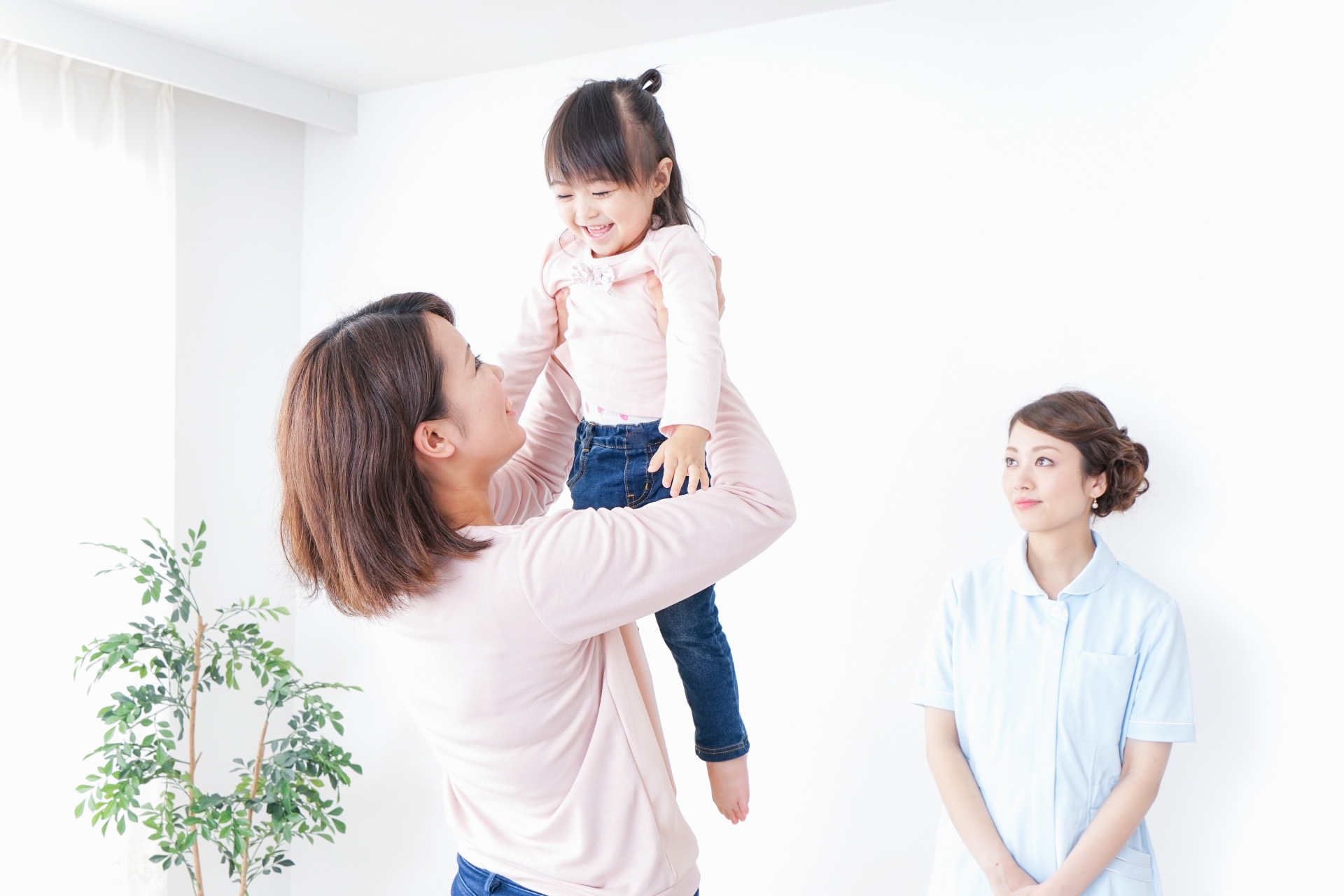 病院で診察を受ける子どもとお母さん