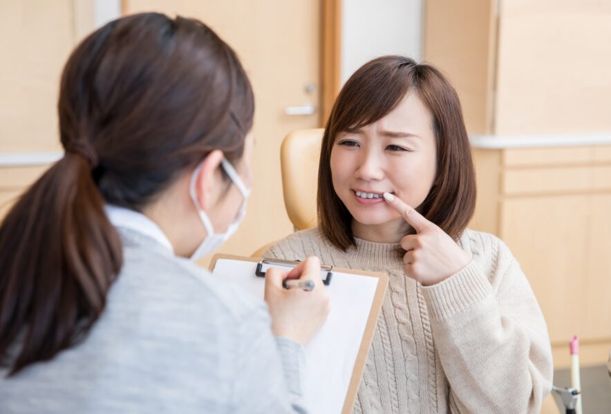 歯列矯正で正中がずれた場合の対処法や治療法｜ずれる原因や予防方法も解説