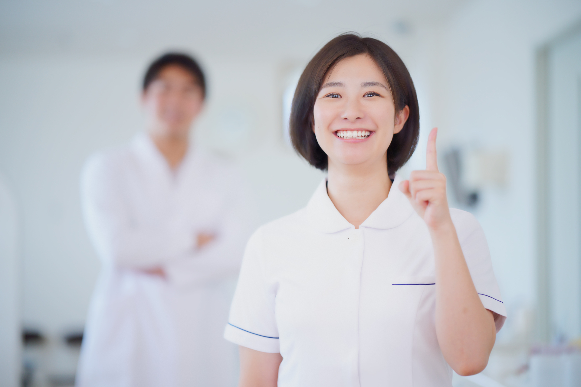 指を立てる女性