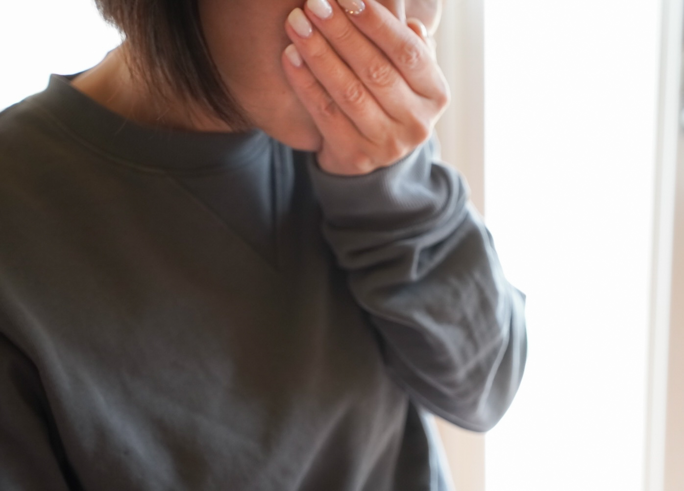 咳をする女性