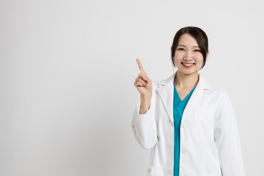 指を立てた白衣の女性