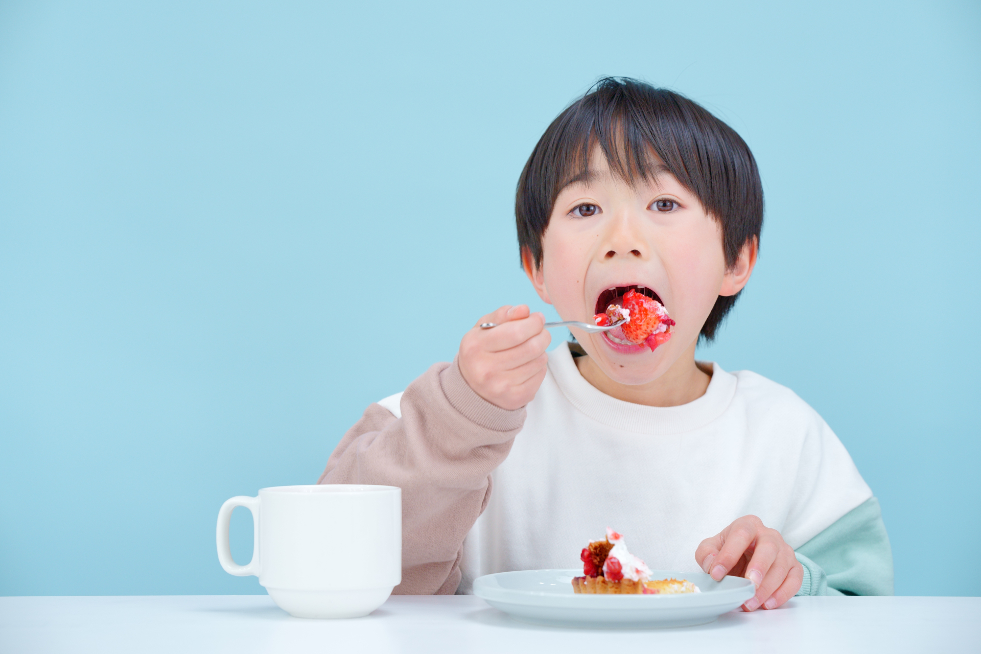 ケーキをほおばる男の子