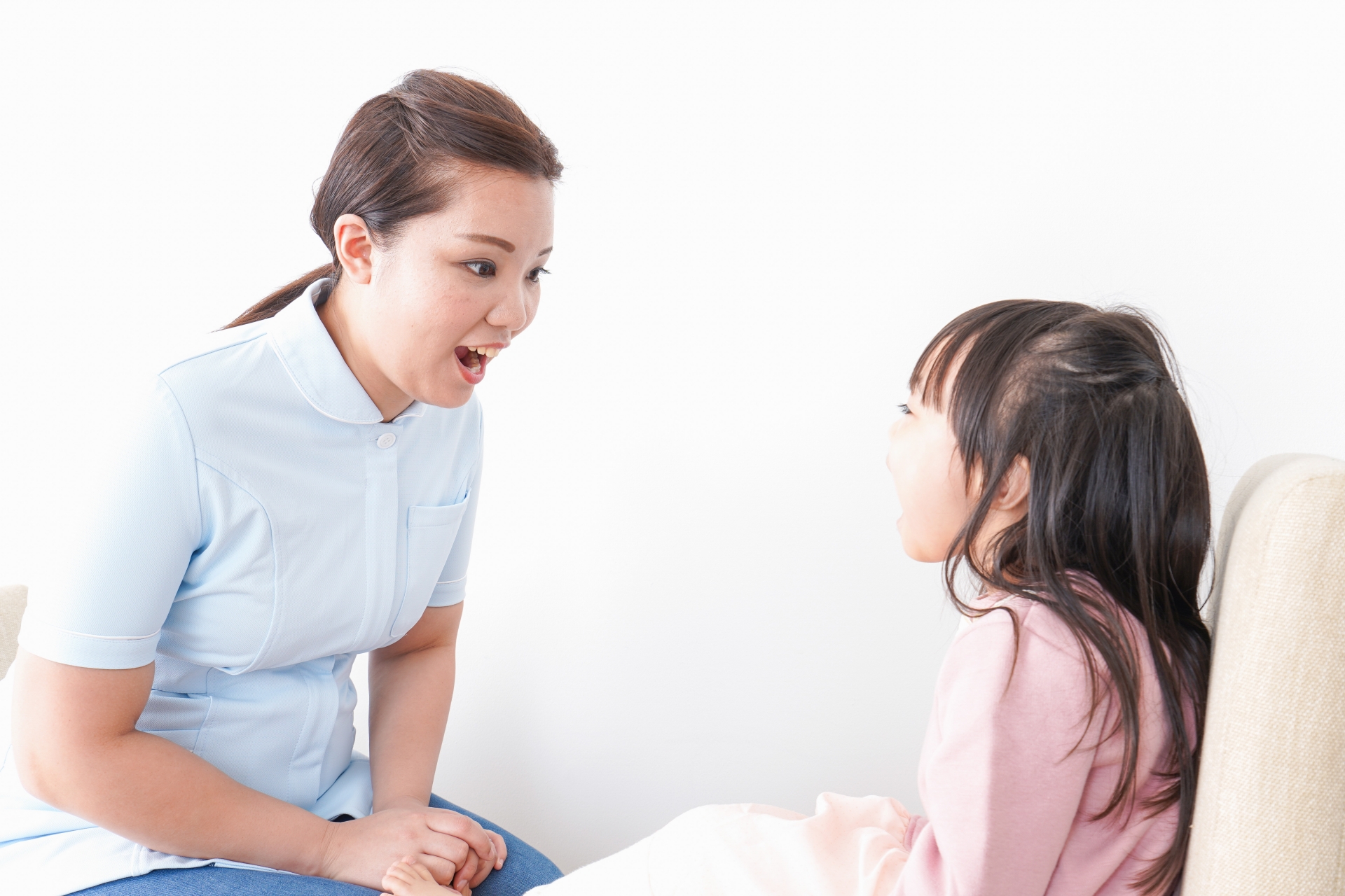 歯科助手と子どもの患者さん
