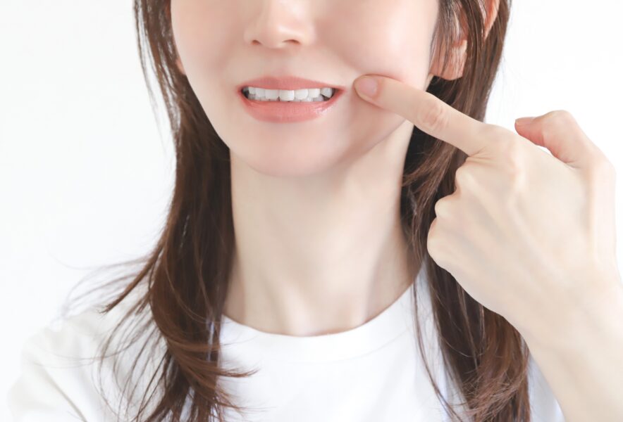 出っ歯は口臭の原因になる？口臭の確認方法や出っ歯の治療法を解説