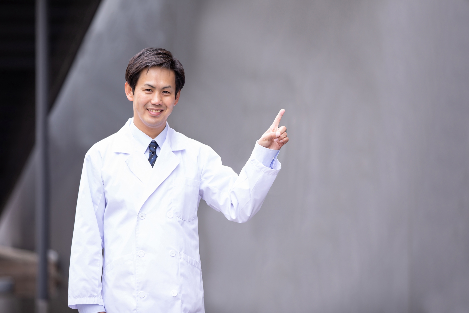 人差し指を出す男性医師