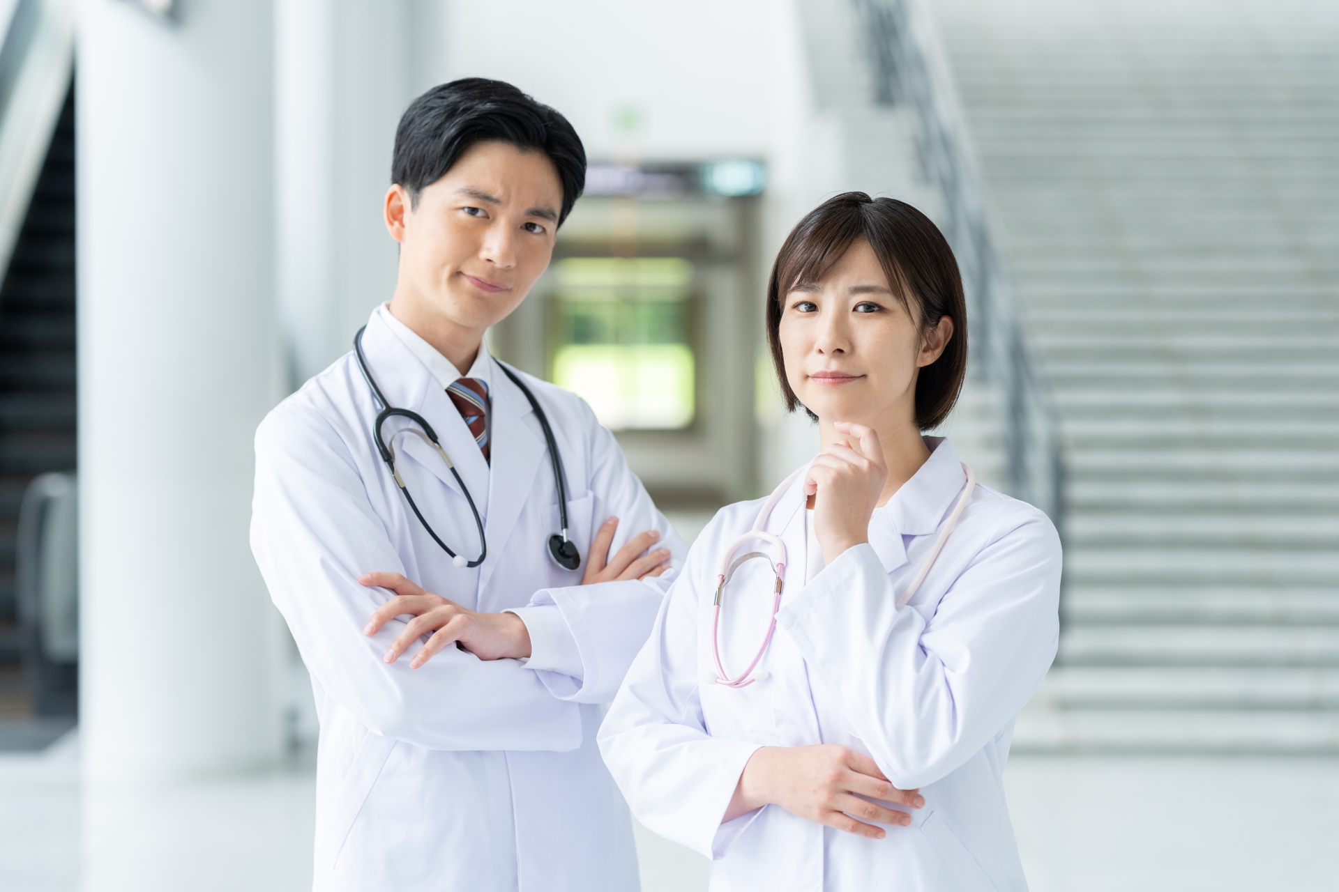 悩む若い医師