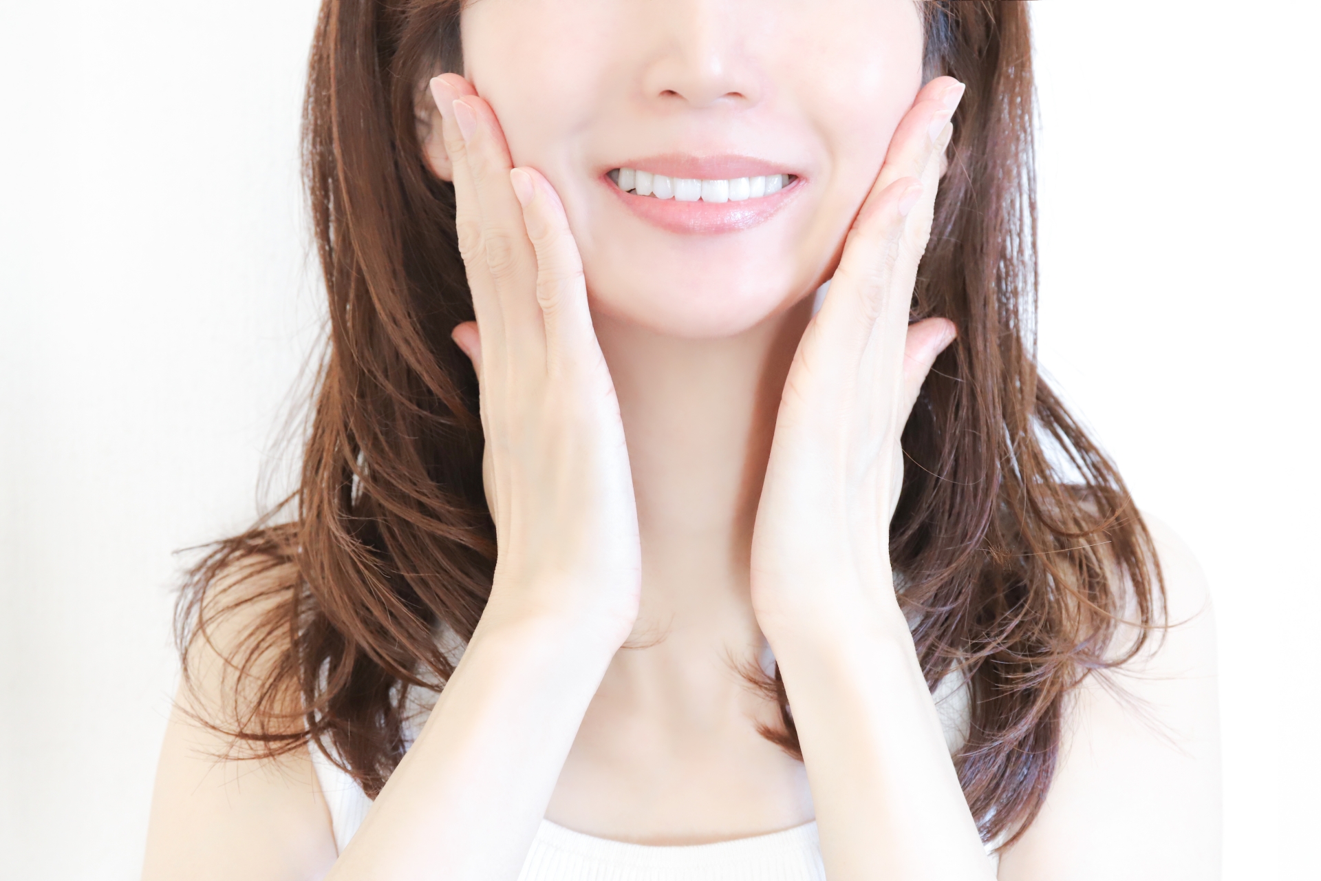頬を触る女性