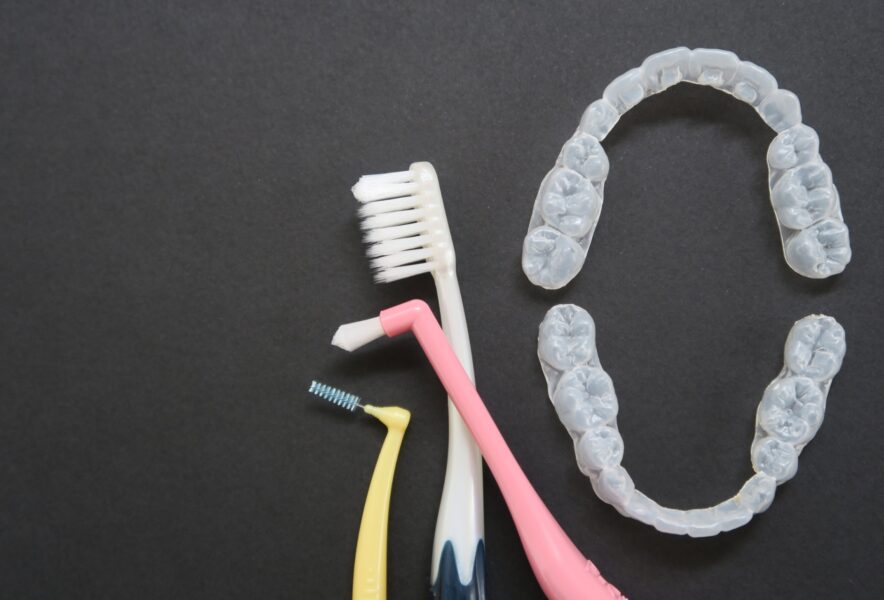 矯正歯科で使われる器具 | 種類や特徴・治療内容・保定装置まで解説