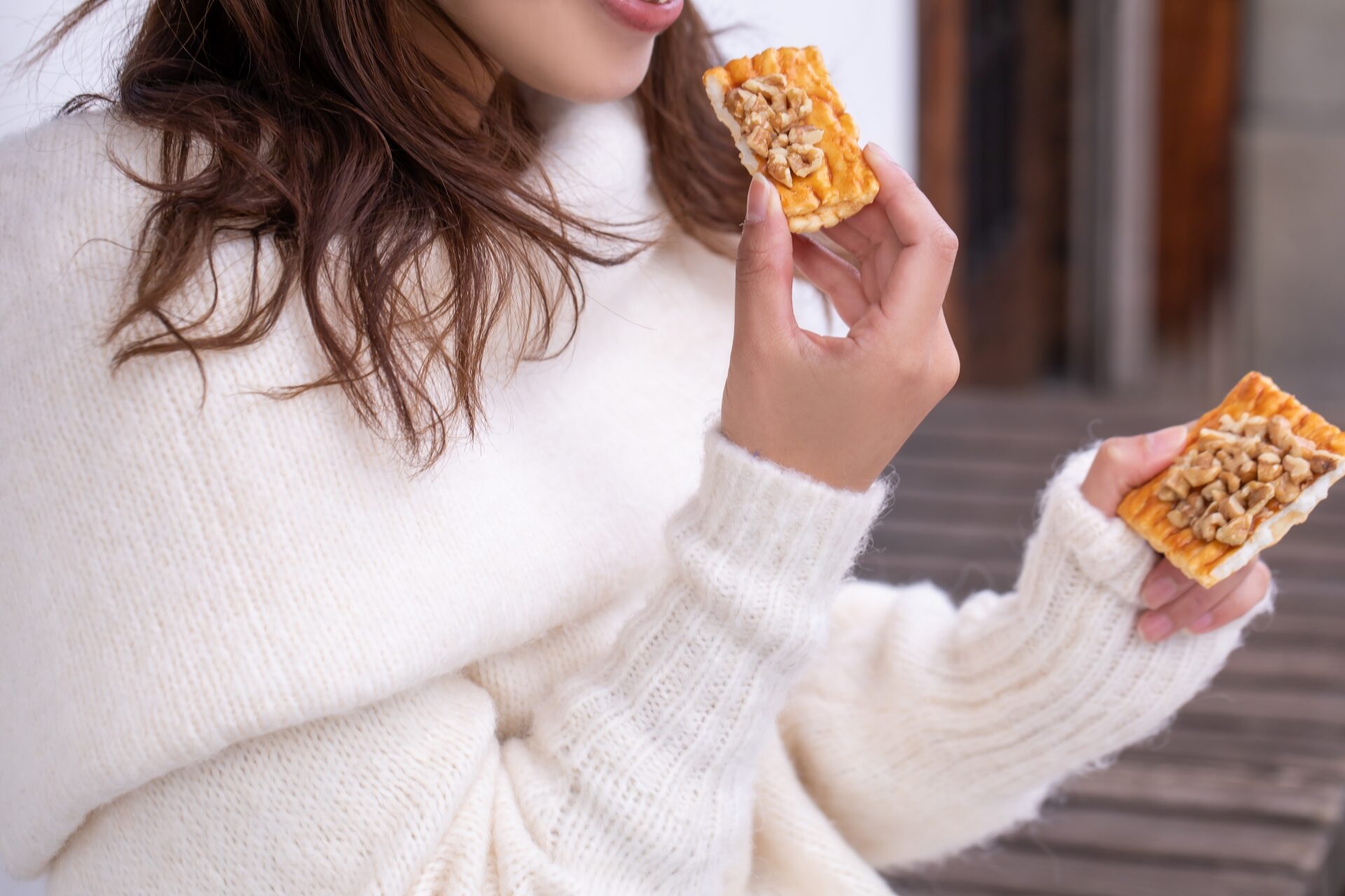 せんべいを食べる人