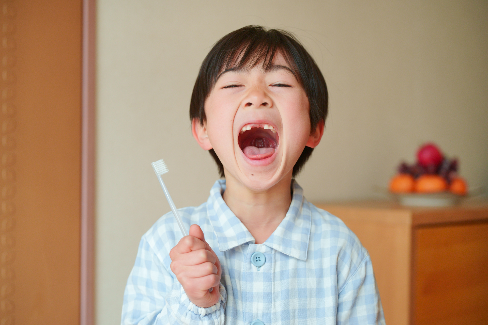 口を開ける子供