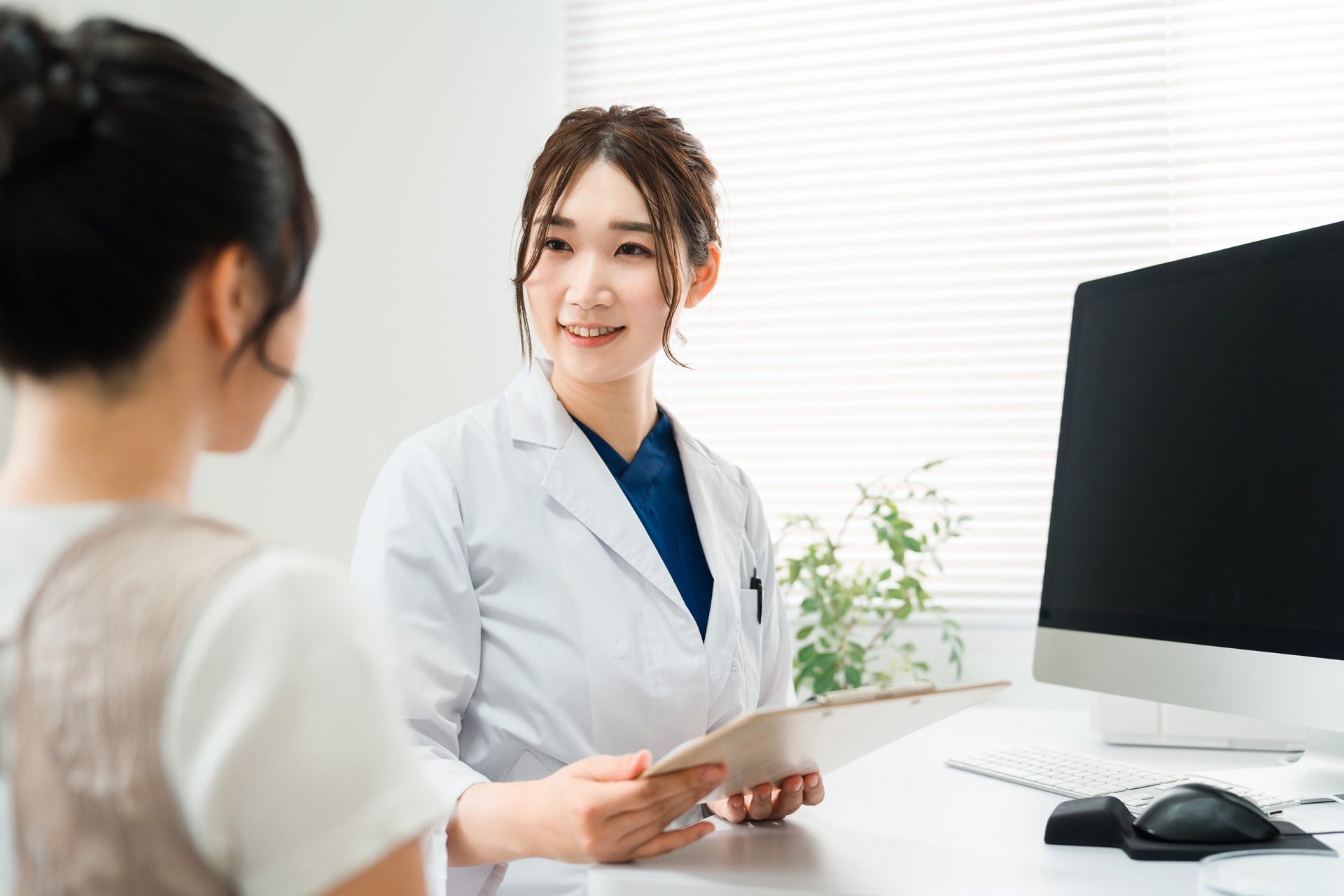 診察・問診をする女性医師