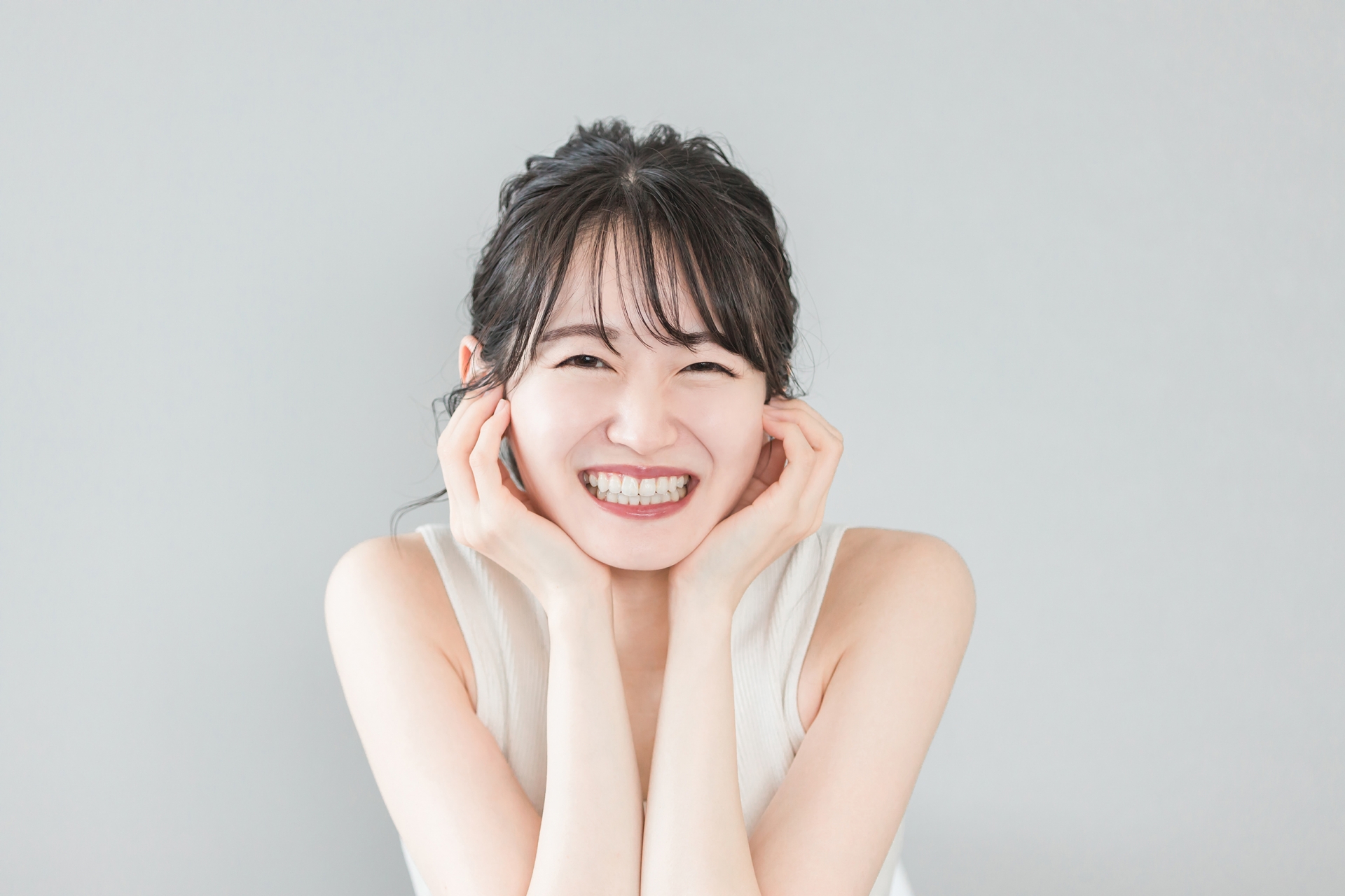 白い歯が美しい笑顔の女性