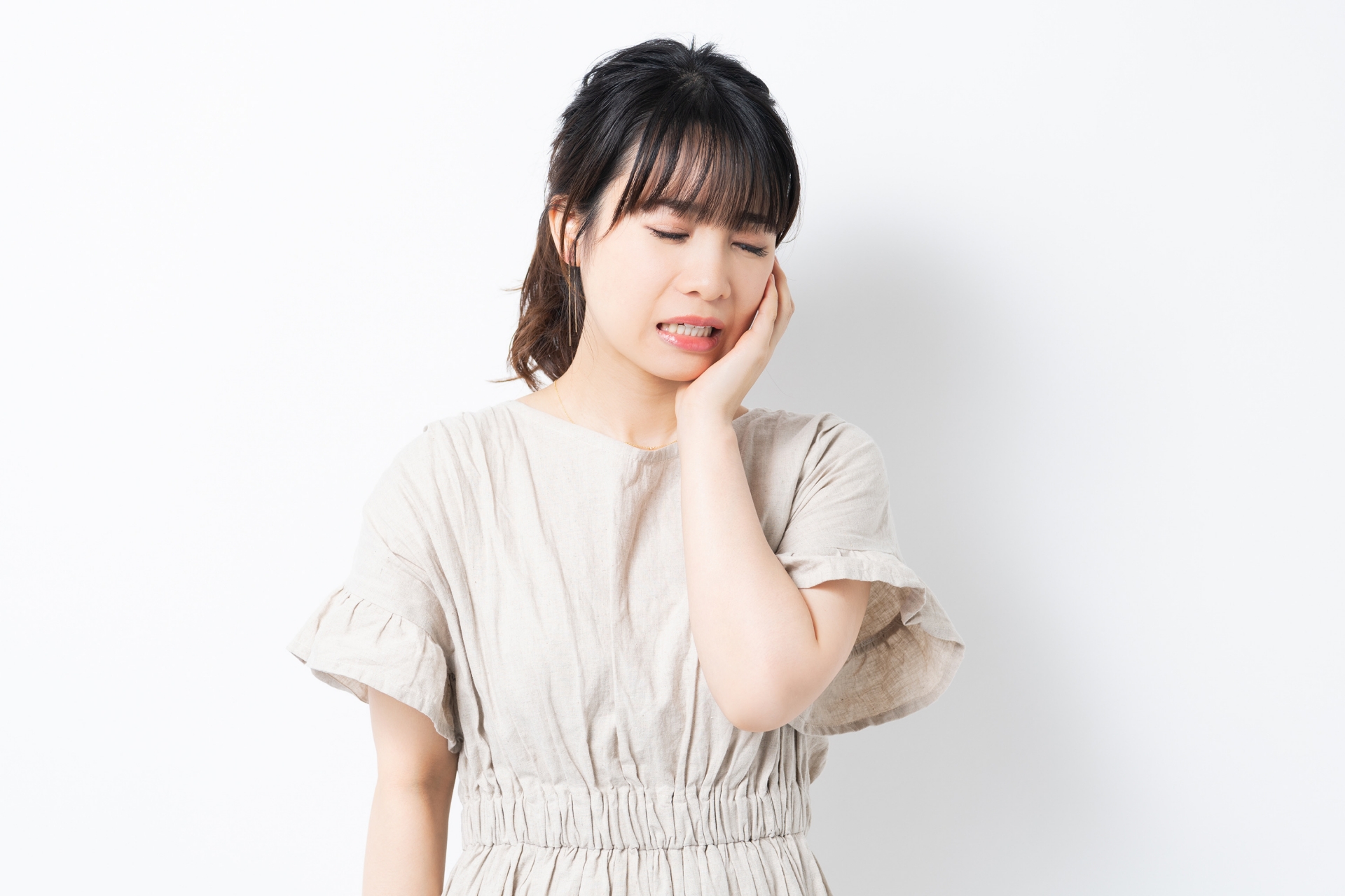 歯を痛める女性