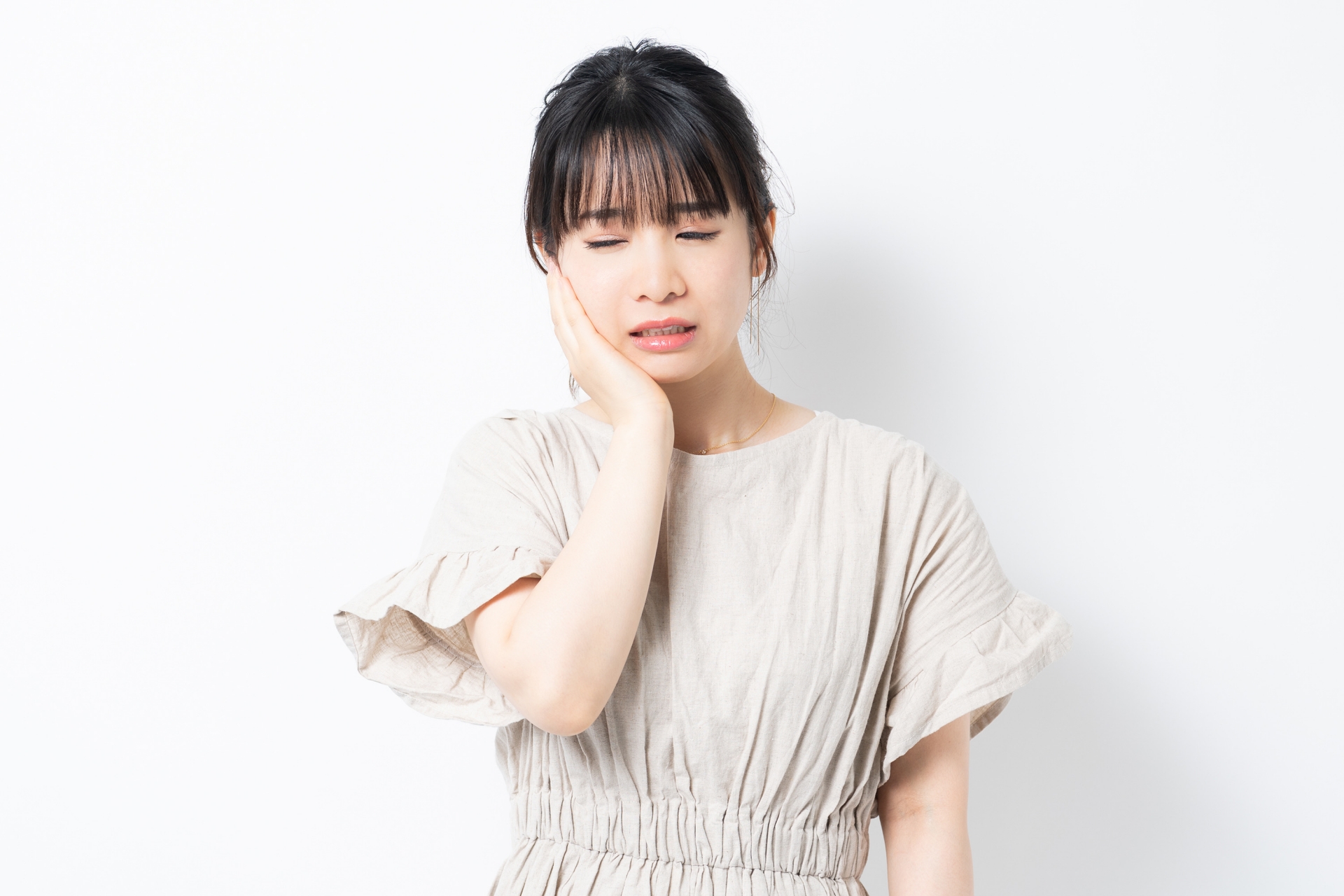 歯が痛い若い女性