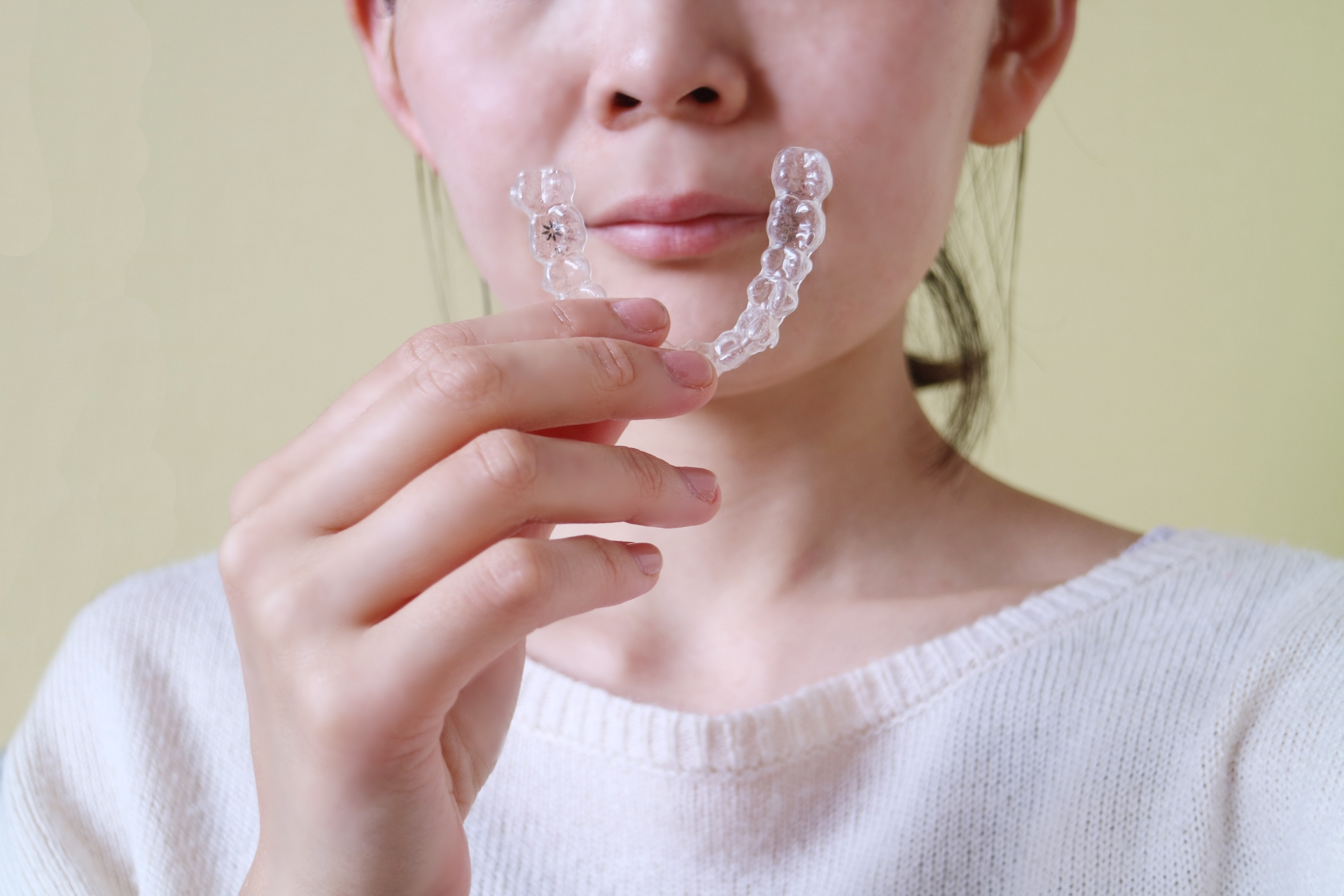 インビザラインを手で持つ女性