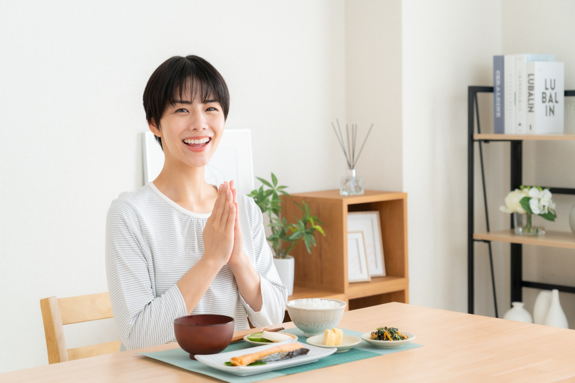 食事をする女性