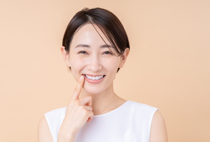 二重歯列の原因は？放置するリスクや治療法、費用相場を解説