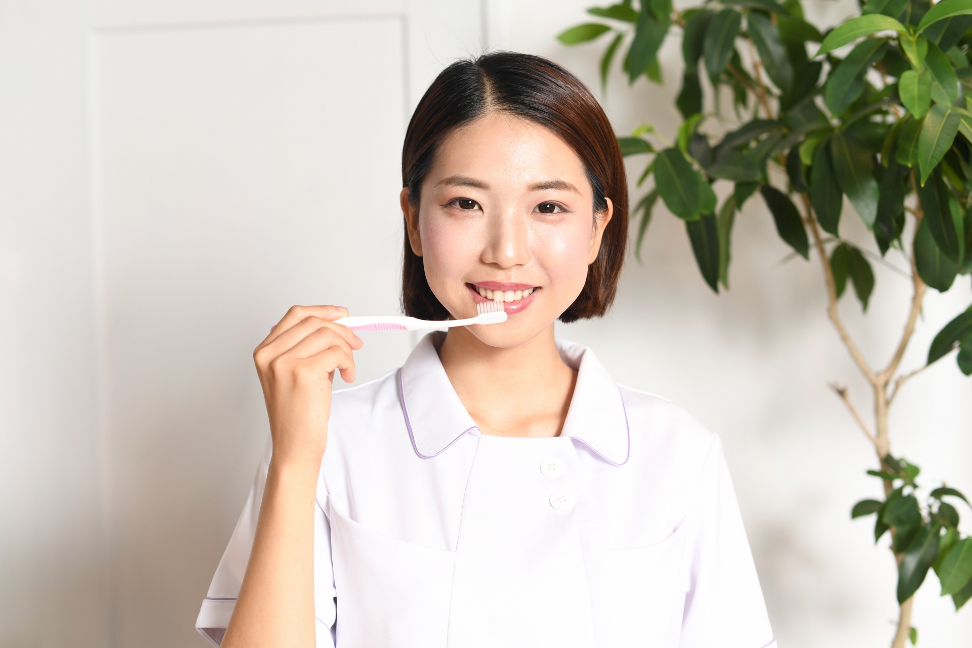 歯ブラシを持つ歯科医師
