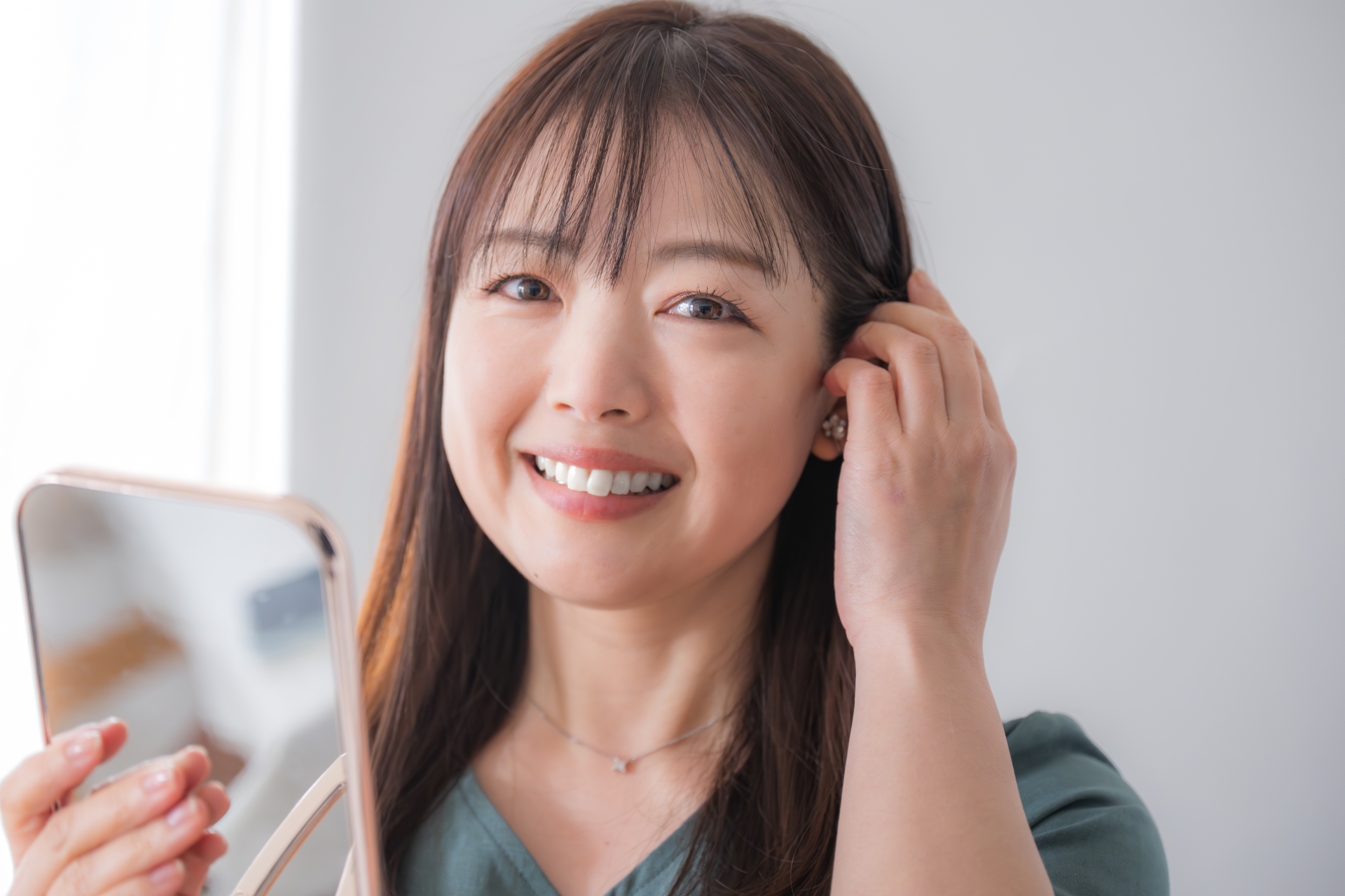 鏡を確認する女性