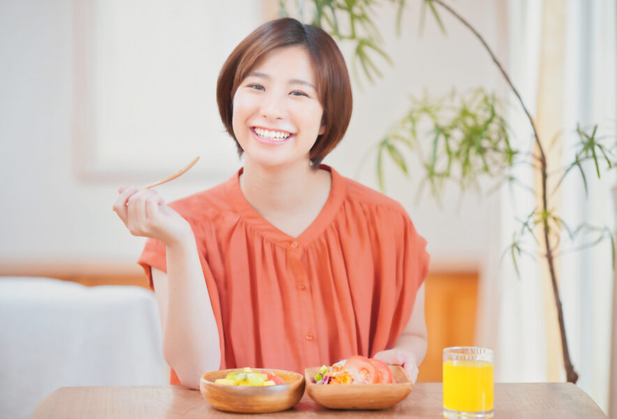 裏側矯正（舌側矯正）中の食事のコツは？おすすめの食べ物や避けた方がよい食べ物を解説