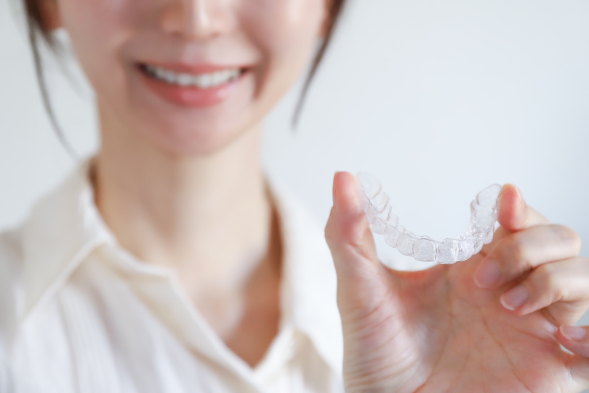 マウスピースを持つ女性