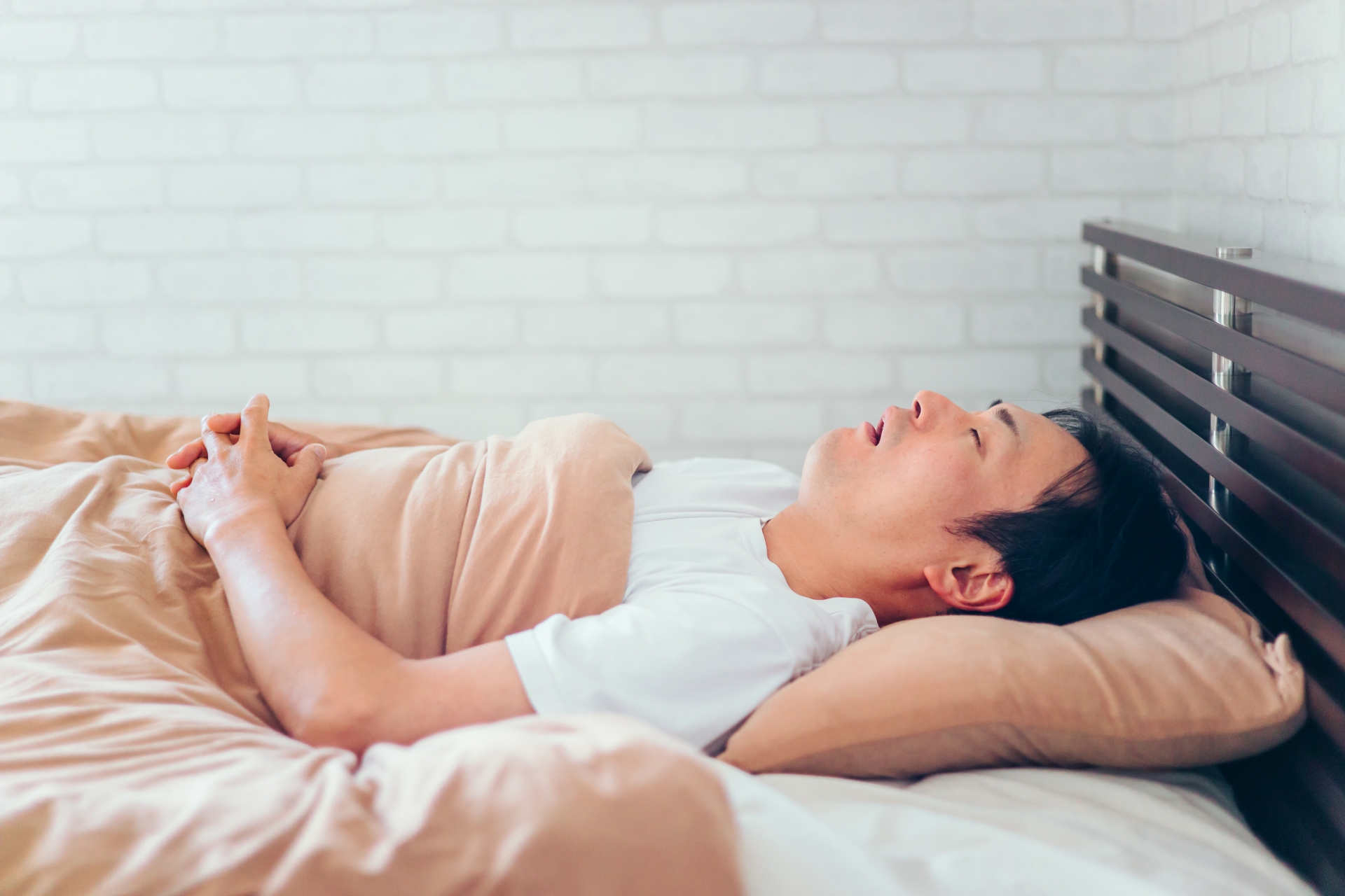 口を開けて寝る男性