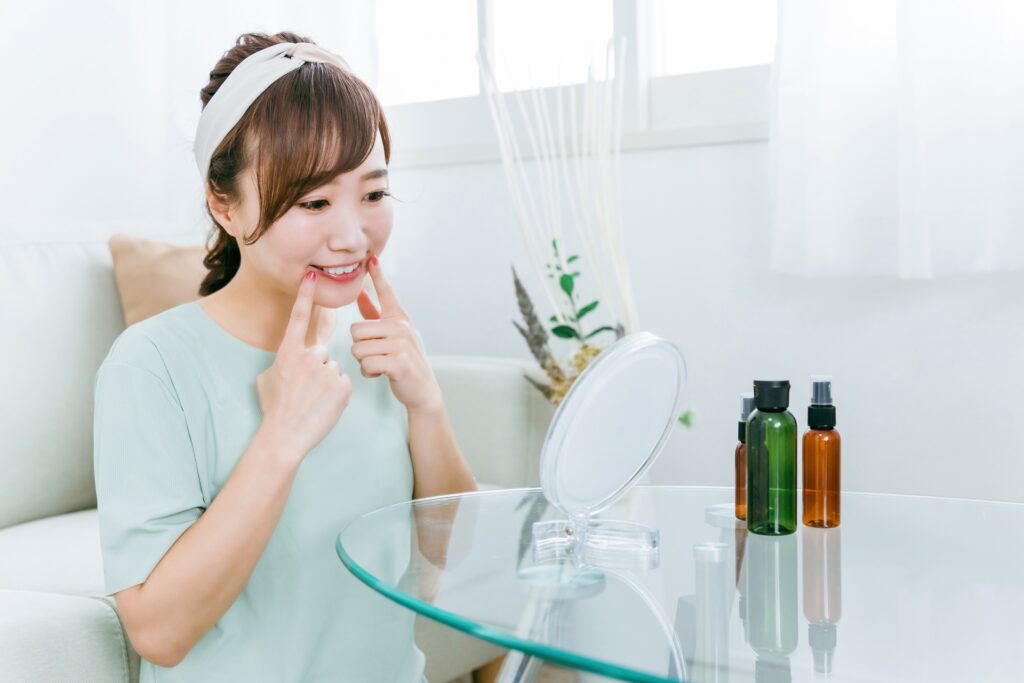 口角を上げる練習をする日本人女性