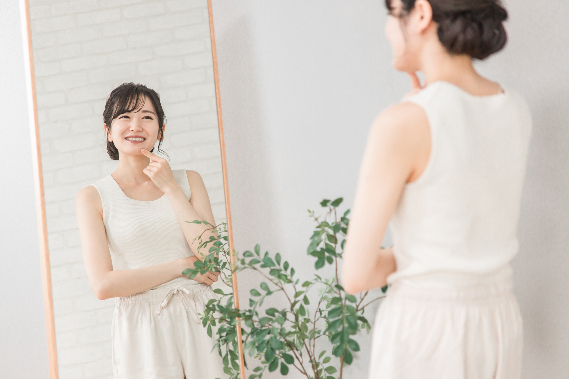 鏡を見る女性