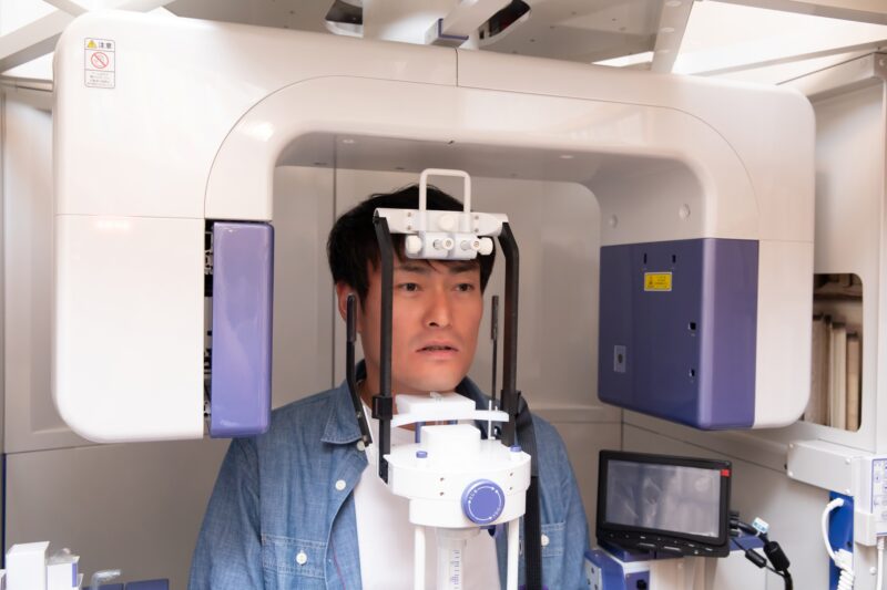 レントゲンを撮る男性患者