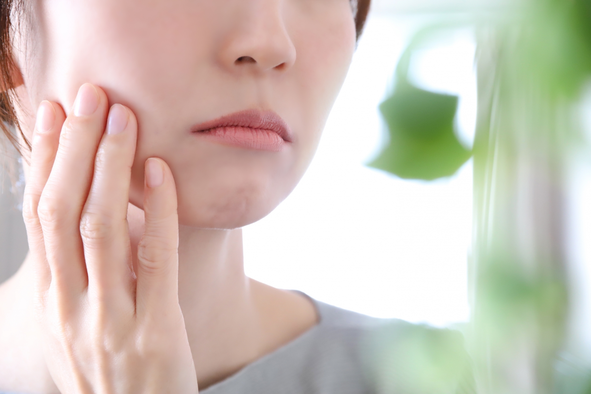 頬に手をあてる女性