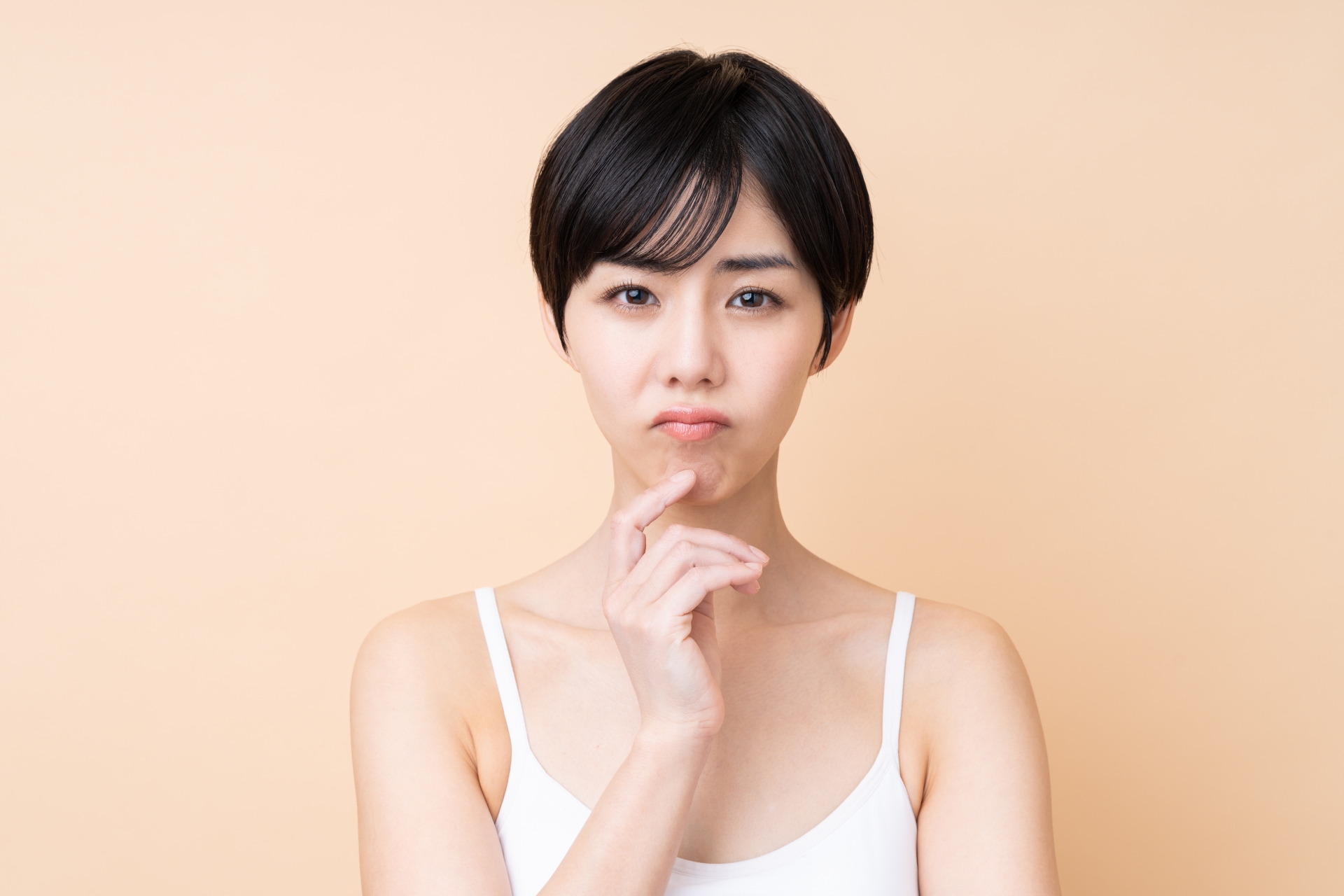 考える女性