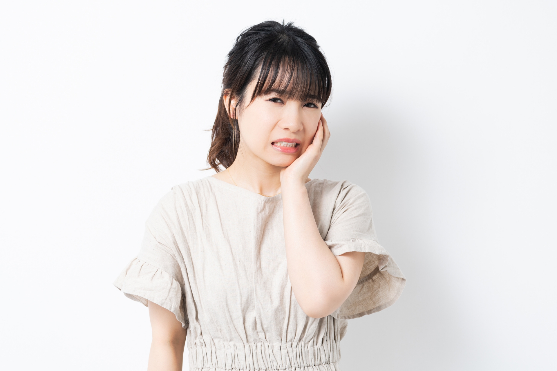 顎に痛みがある