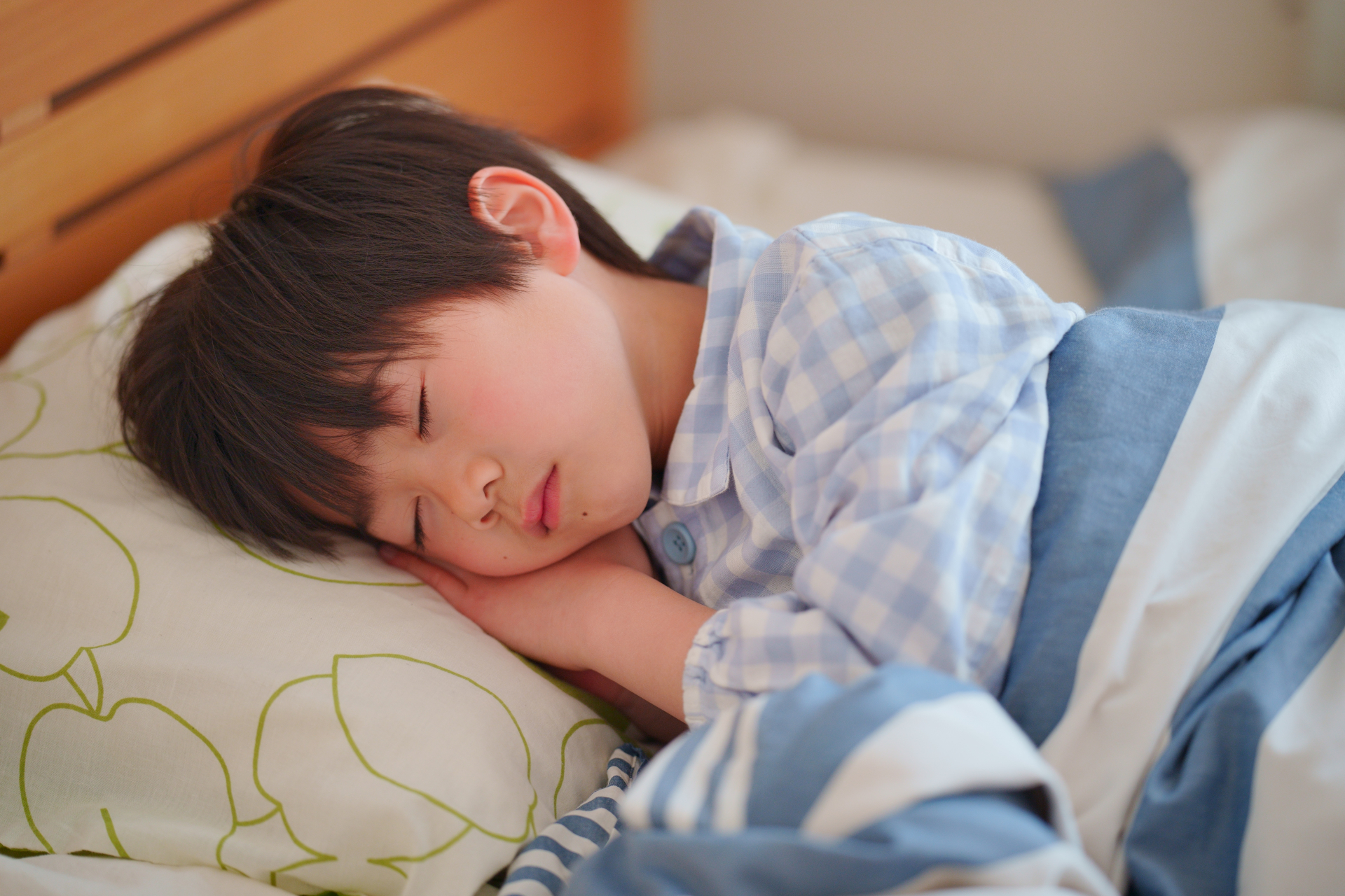 眠る男の子