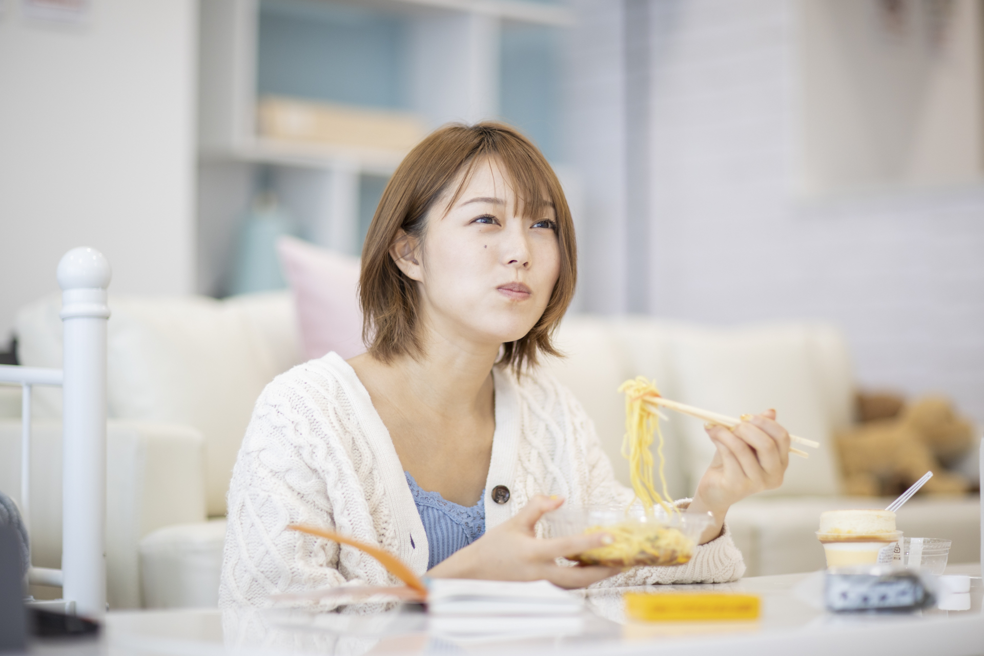 食事する女性