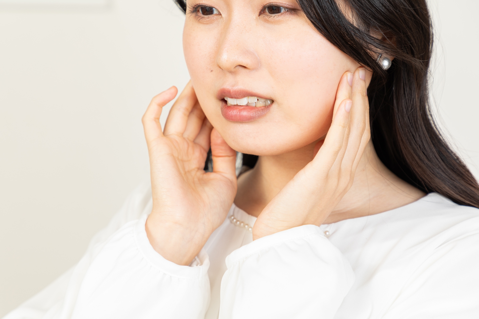 顎の痛みを感じる女性