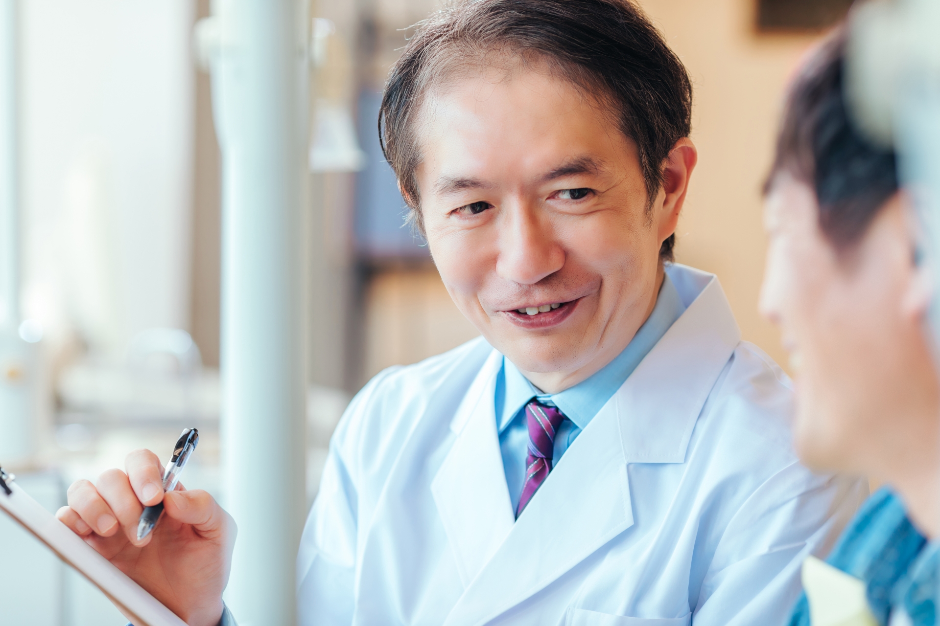 カウンセリングする男性歯科医