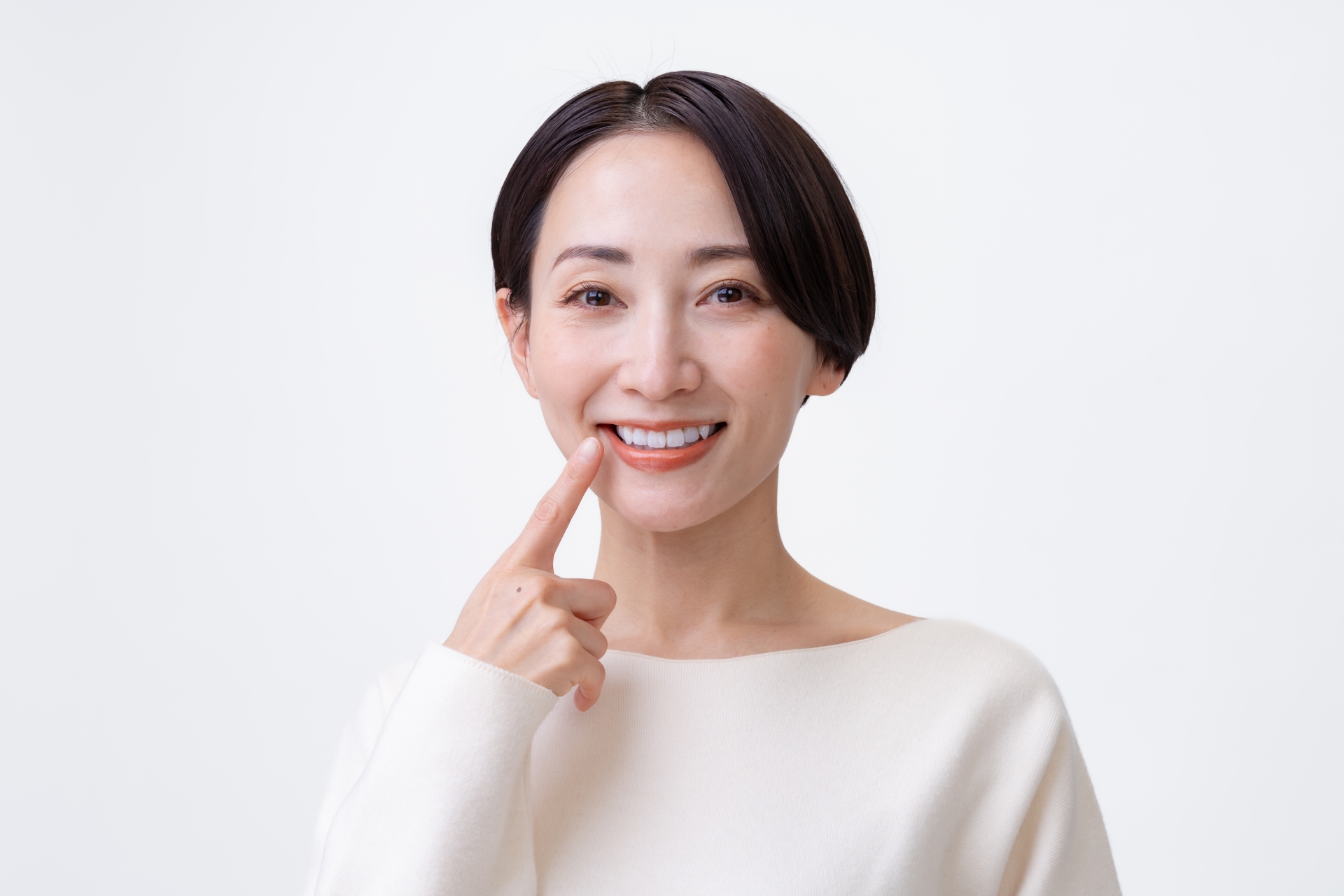 歯を指さす女性