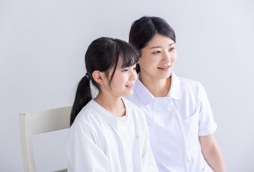 小児矯正でガミースマイルは治療できる？原因や治療方法、費用についても解説