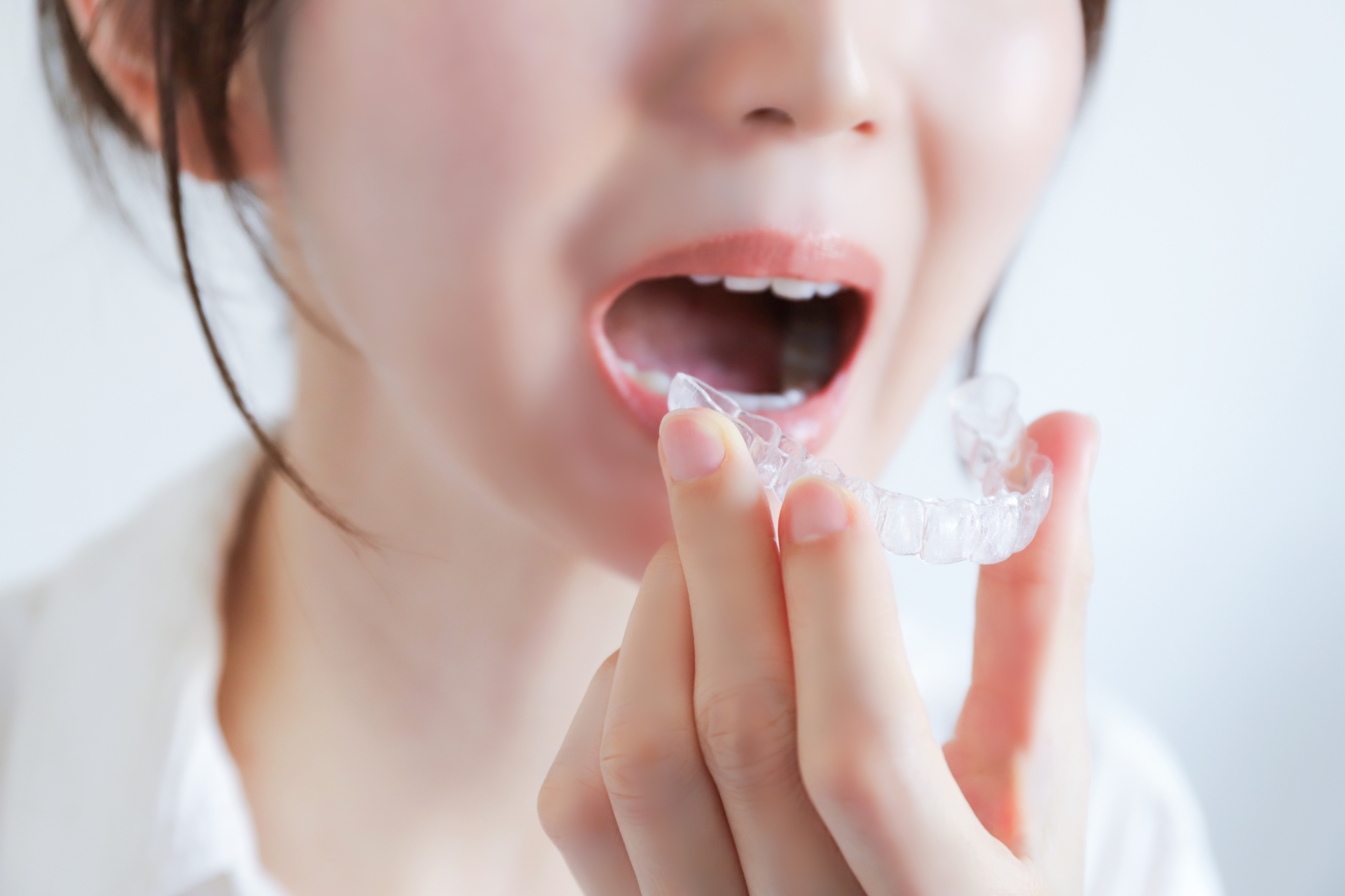 マウスピースを装着する女性